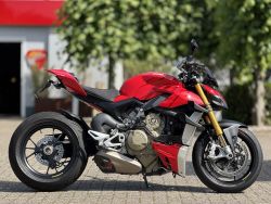 Streetfighter V4S Red