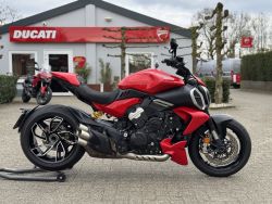 Diavel V4 Red