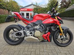 Streetfighter V4 S Red
