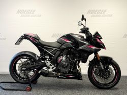 GSX-8S Roze Edition