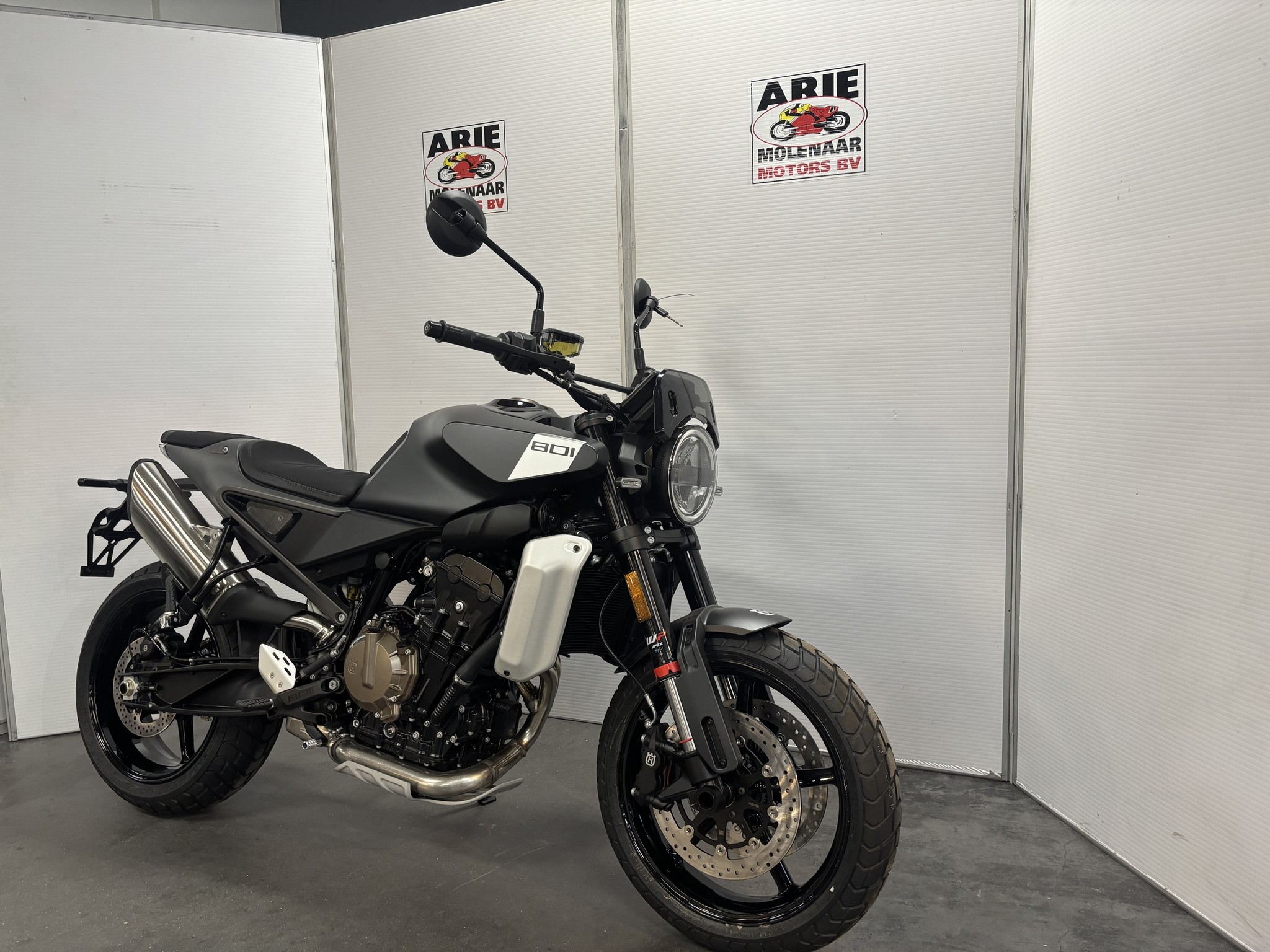 HUSQVARNA SVARTPILEN 801