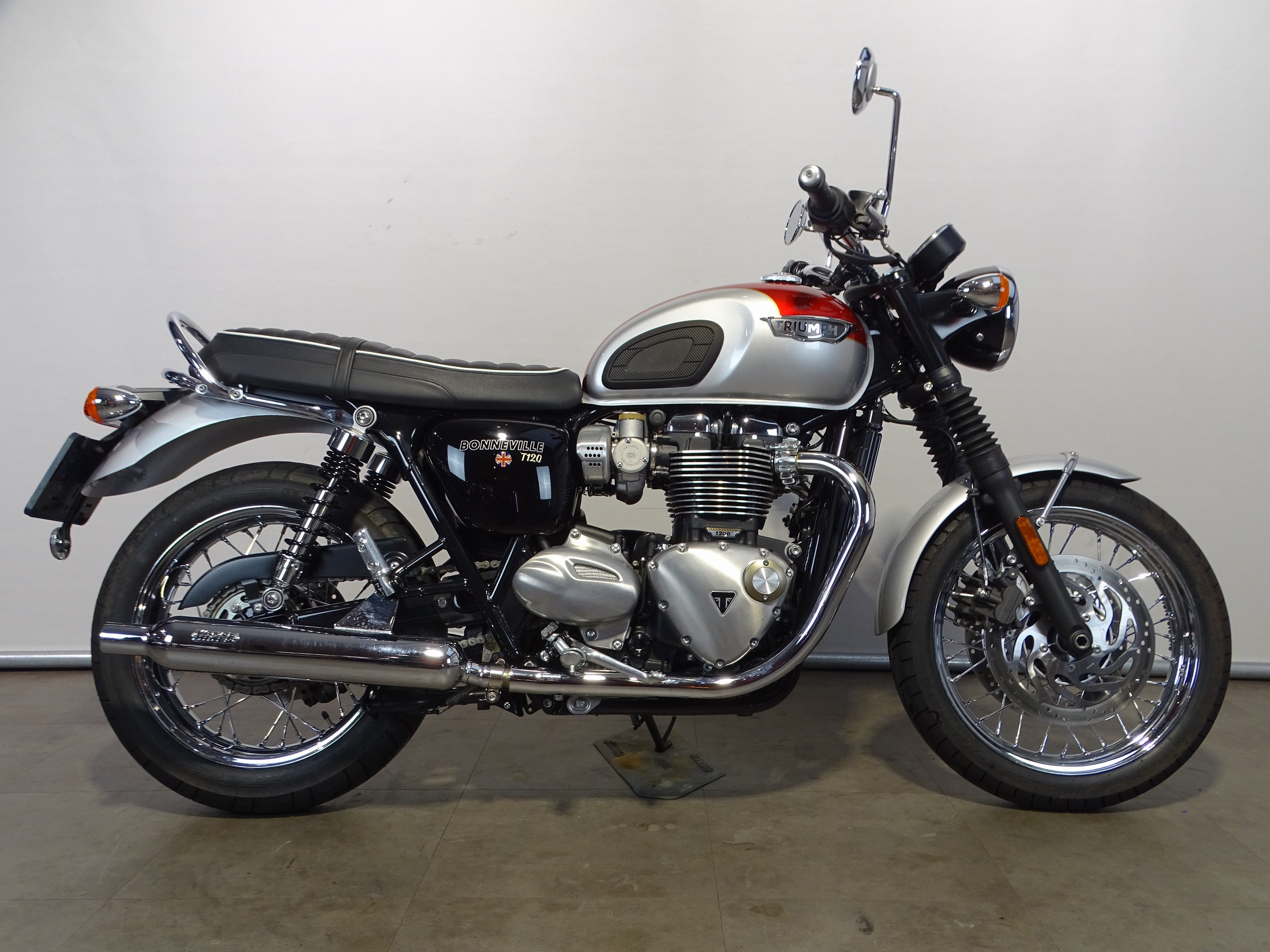 TRIUMPH BONNEVILLE T 120