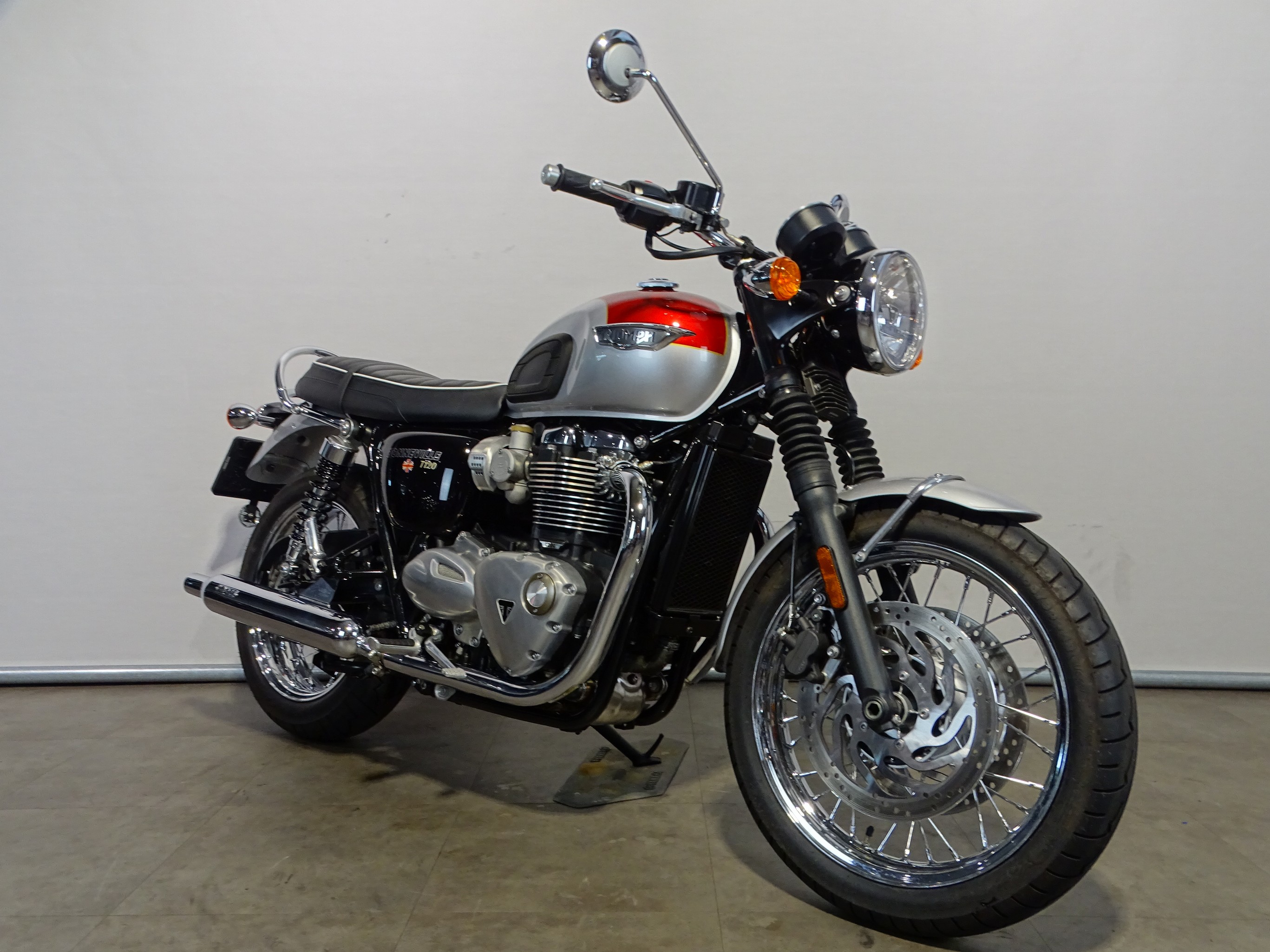 TRIUMPH BONNEVILLE T 120