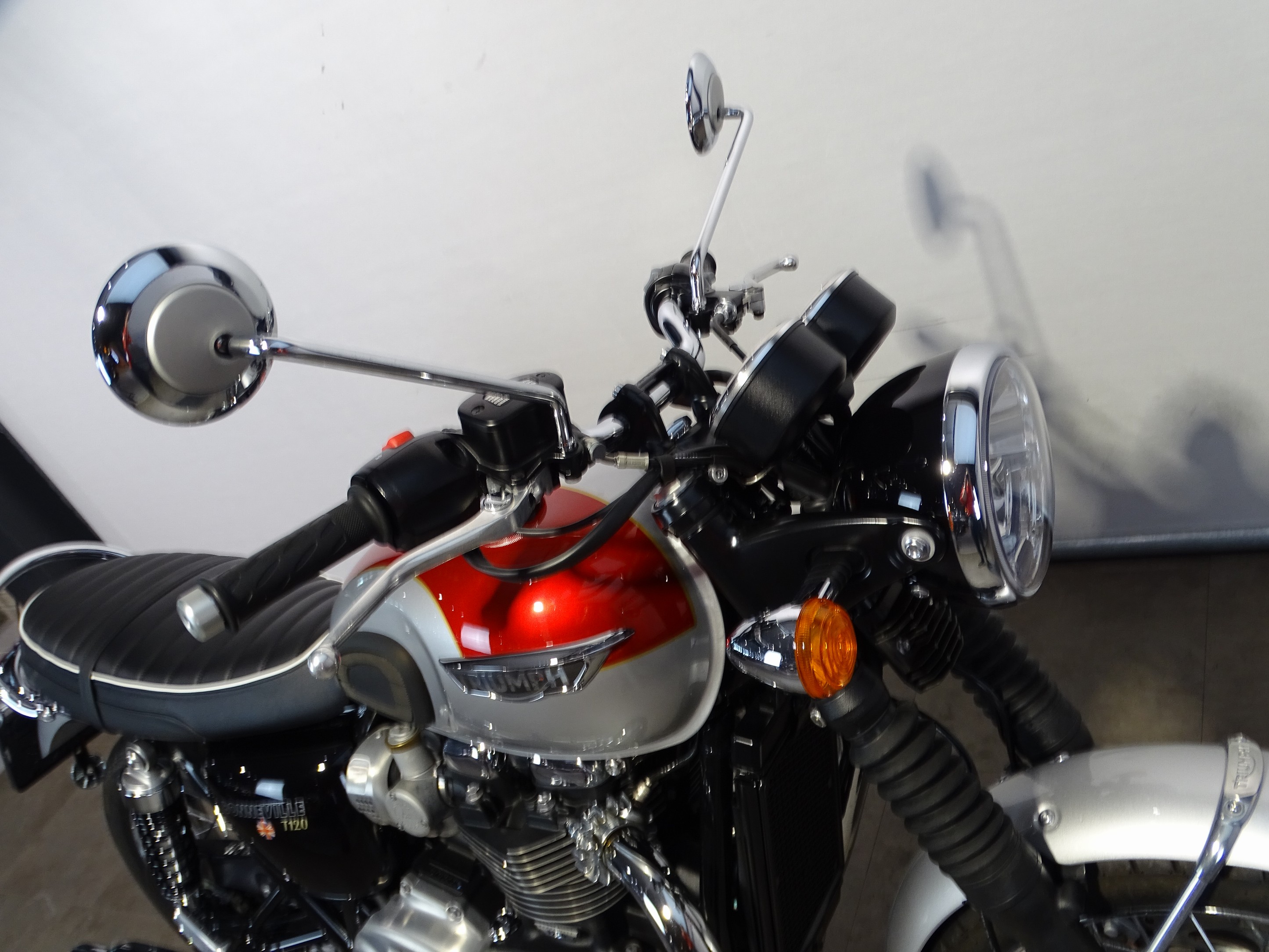 TRIUMPH BONNEVILLE T 120