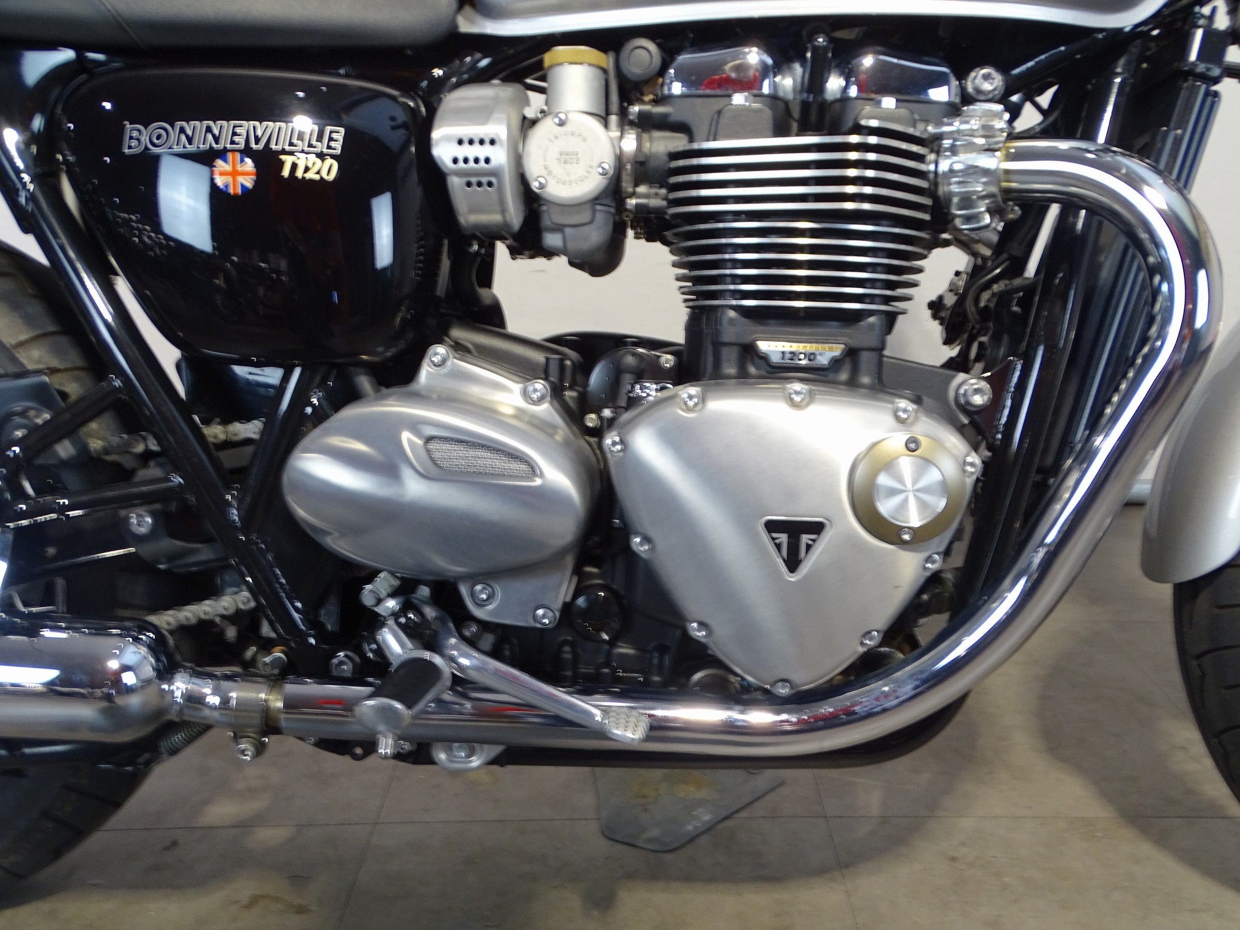 TRIUMPH BONNEVILLE T 120