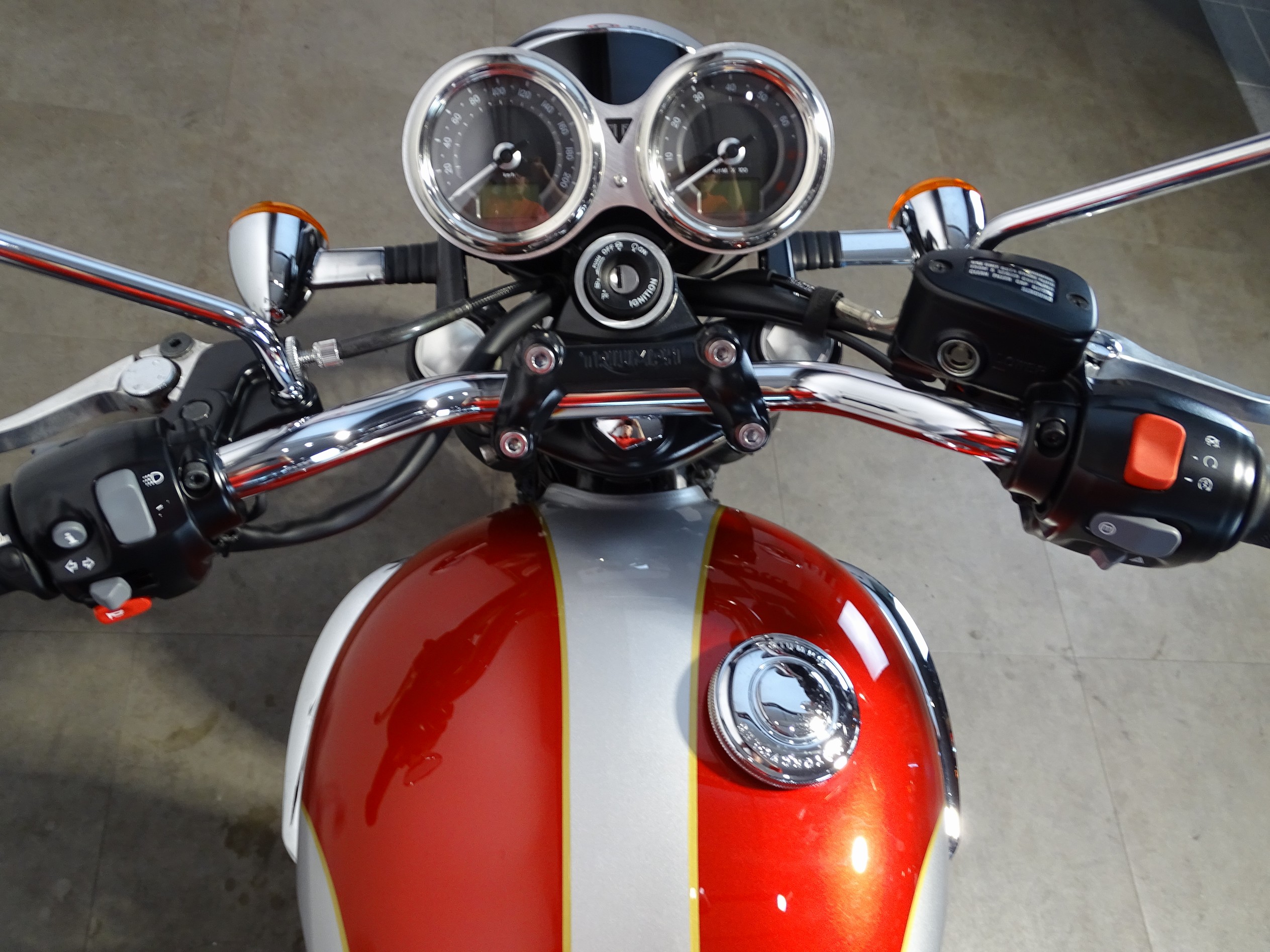 TRIUMPH BONNEVILLE T 120