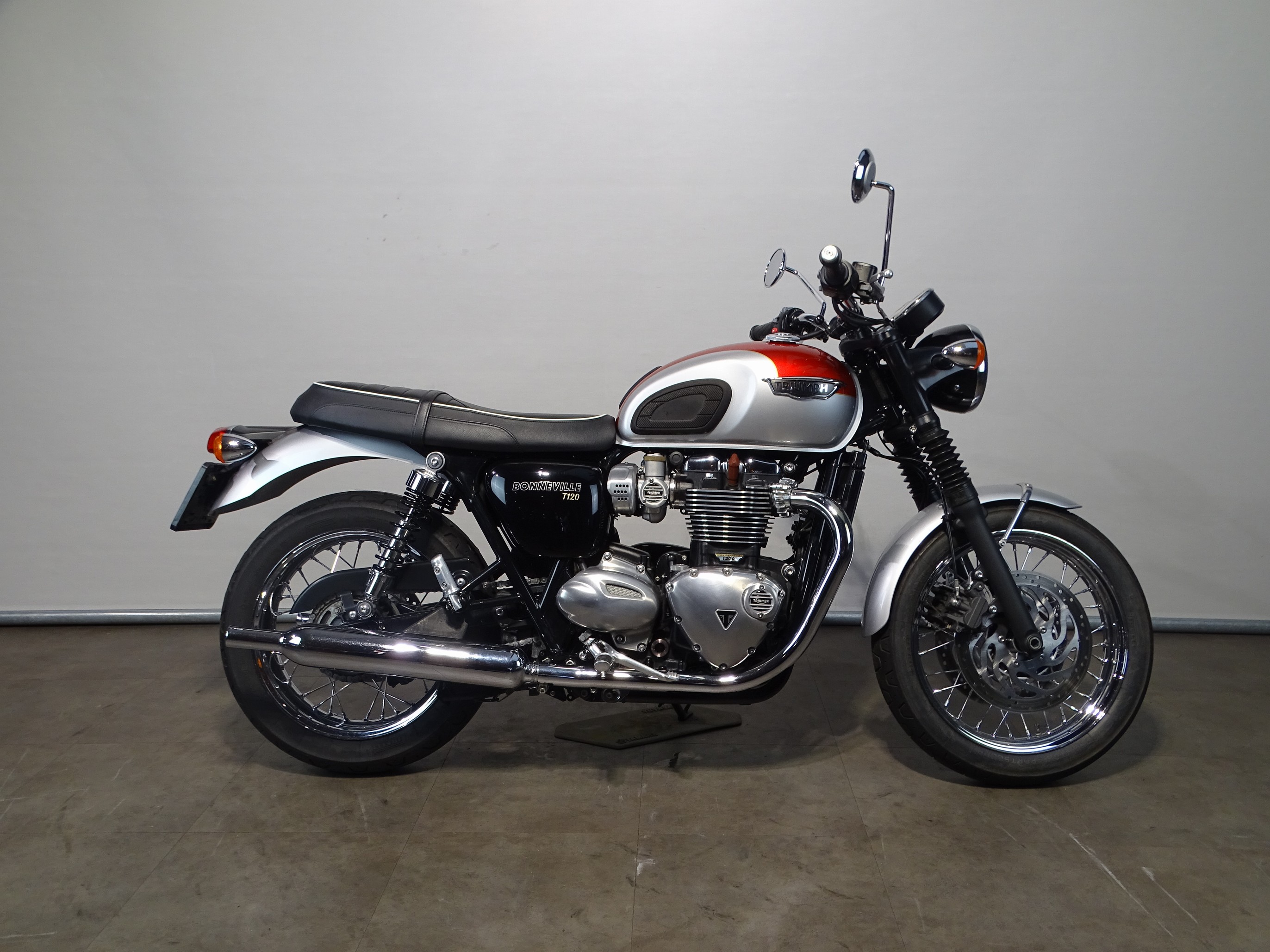 TRIUMPH BONNEVILLE T 120