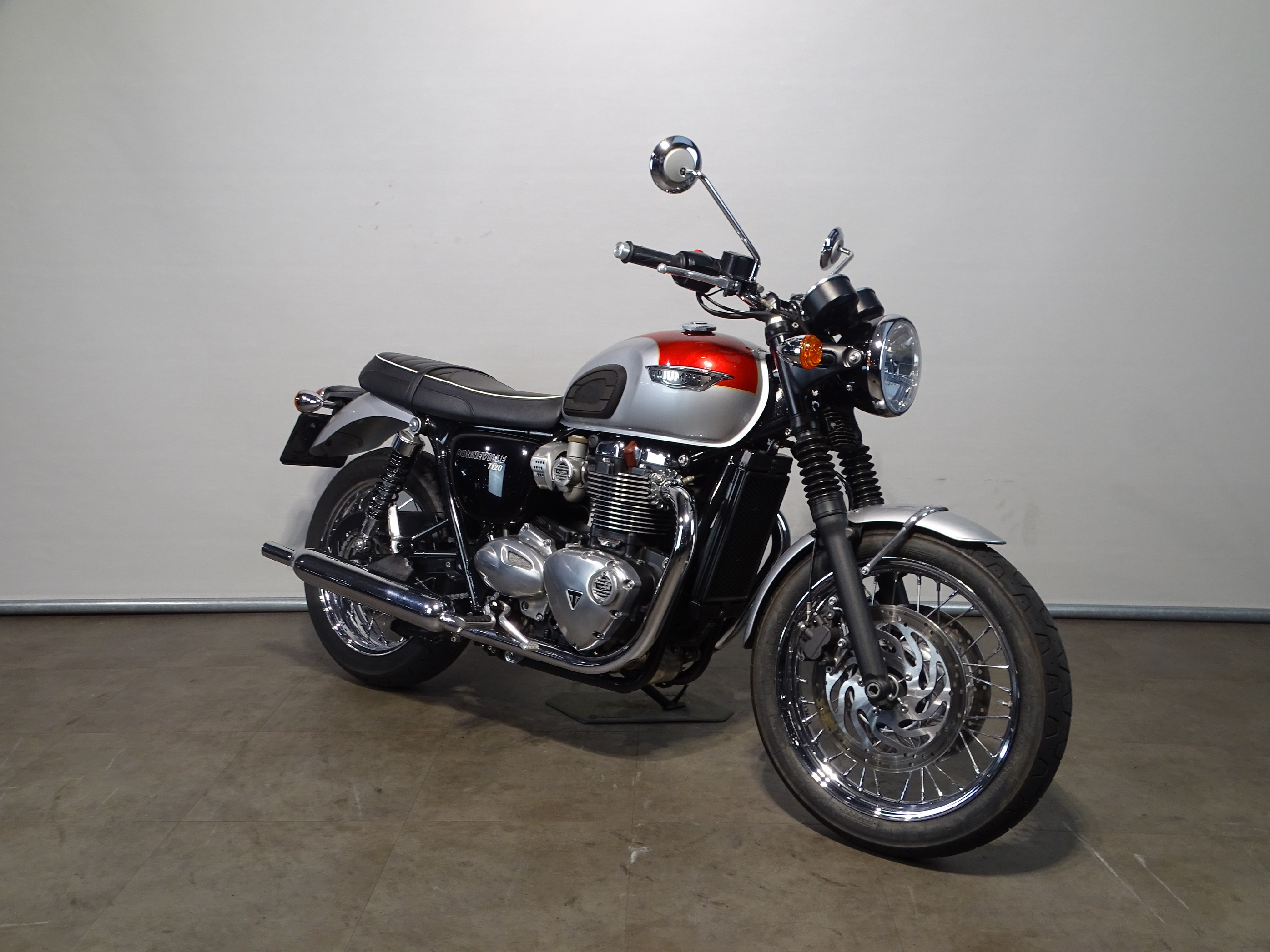 TRIUMPH BONNEVILLE T 120