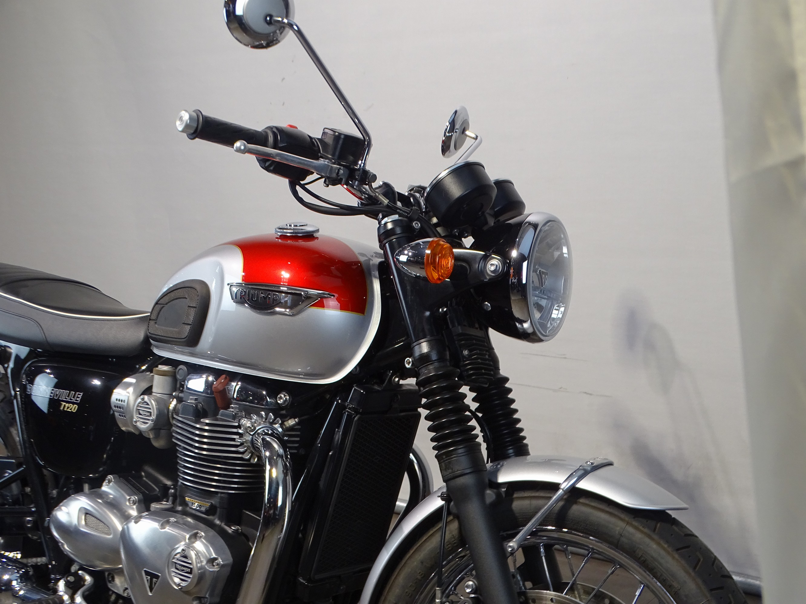TRIUMPH BONNEVILLE T 120