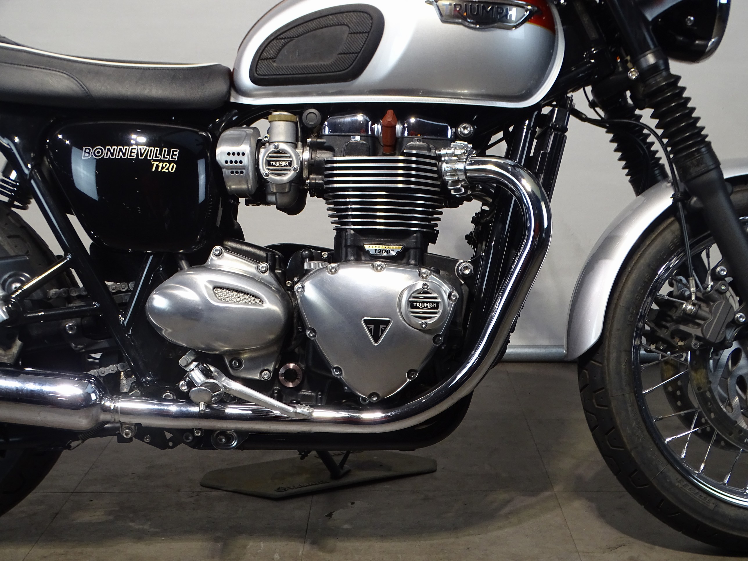 TRIUMPH BONNEVILLE T 120