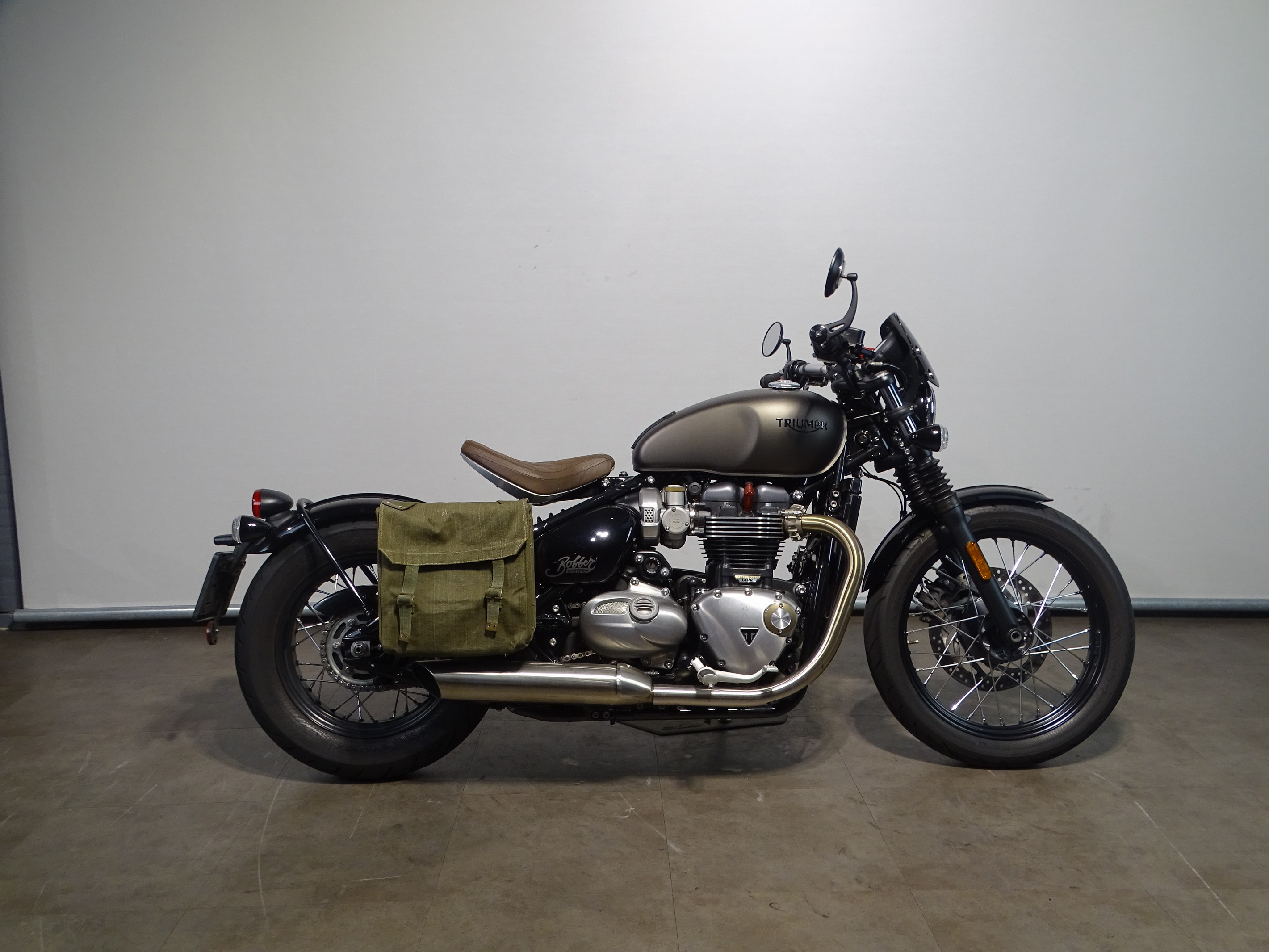 TRIUMPH BONNEVILLE BOBBER