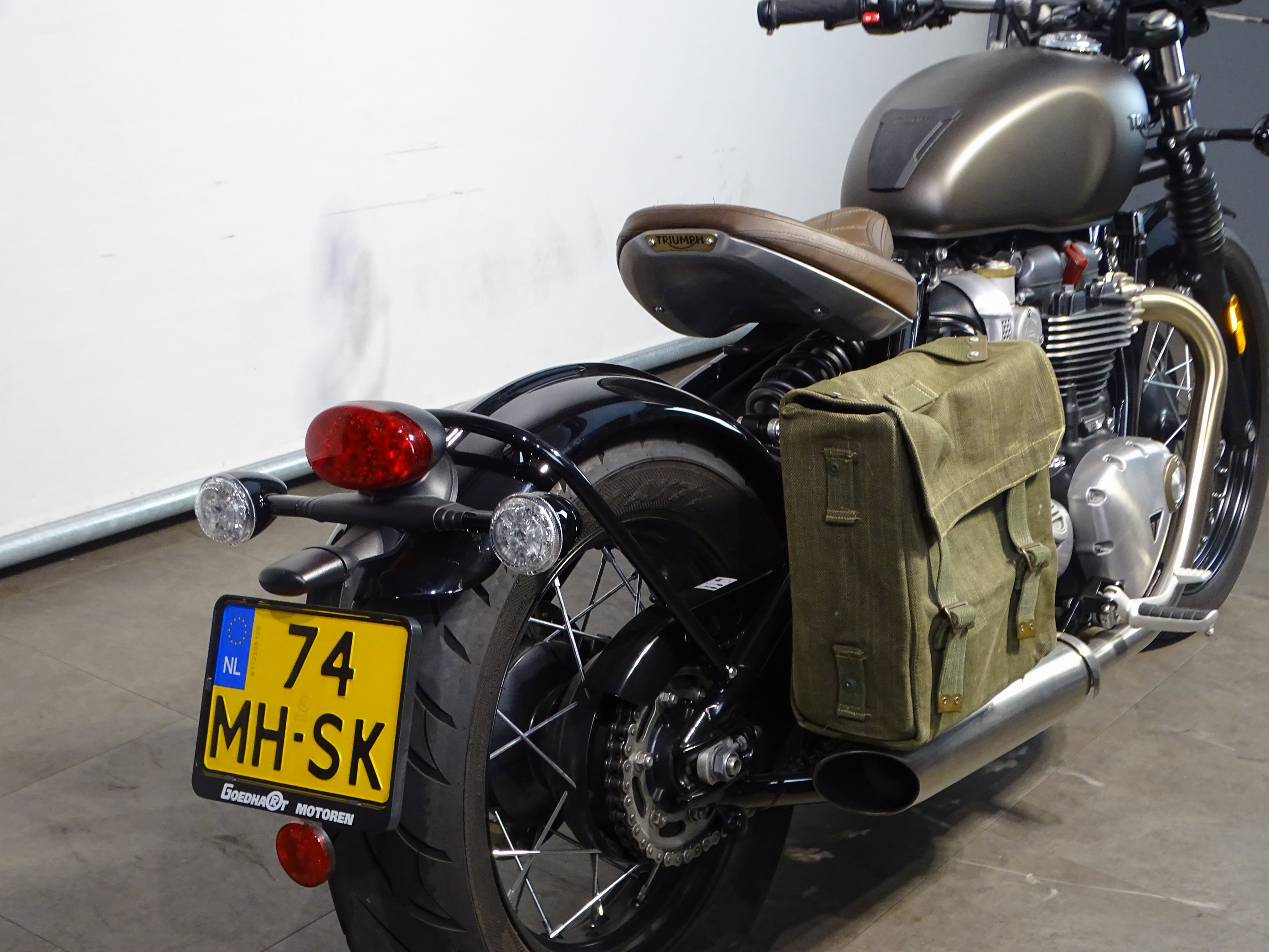 TRIUMPH BONNEVILLE BOBBER