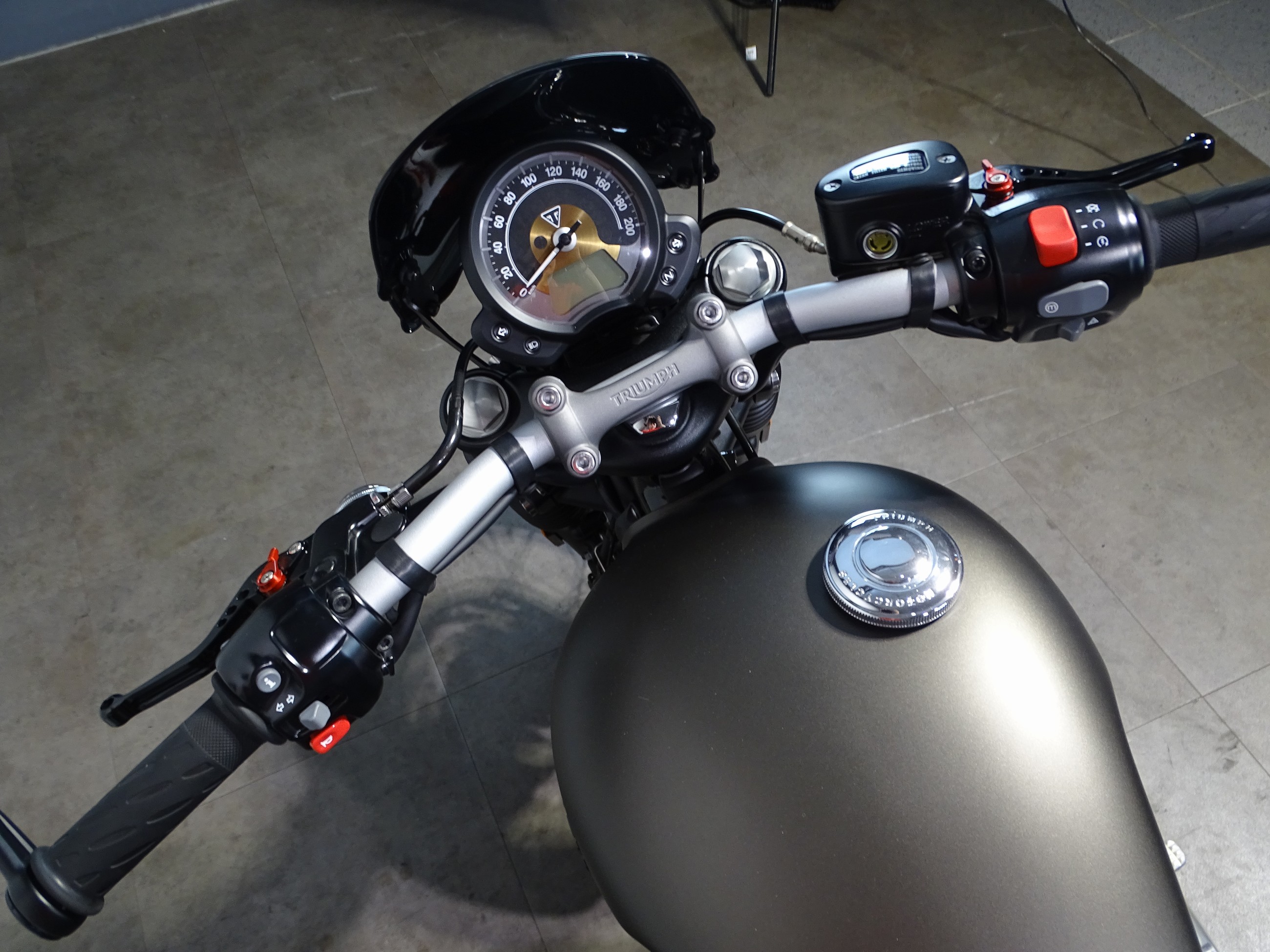 TRIUMPH BONNEVILLE BOBBER