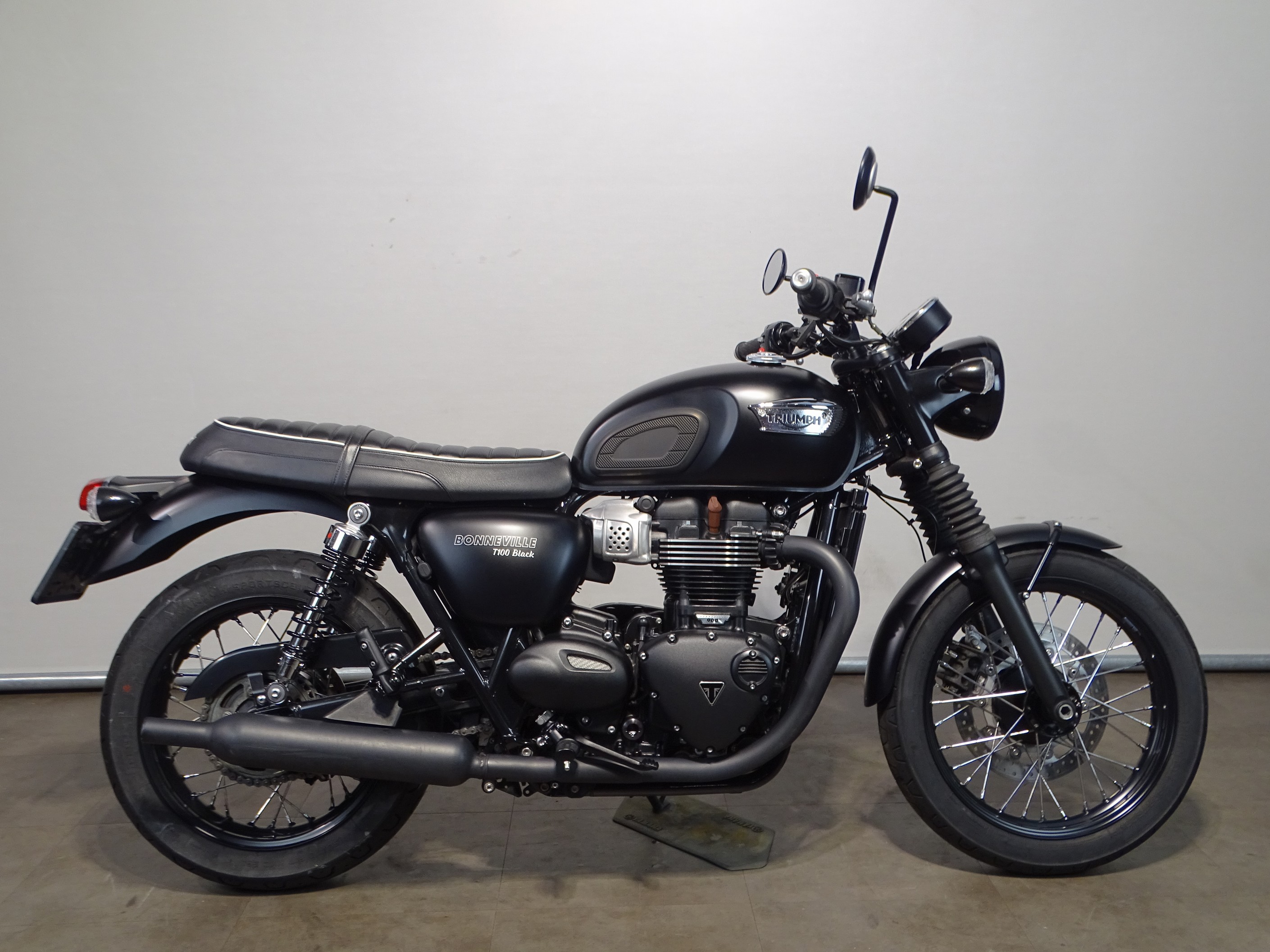 TRIUMPH BONNEVILLE T100 BLACK