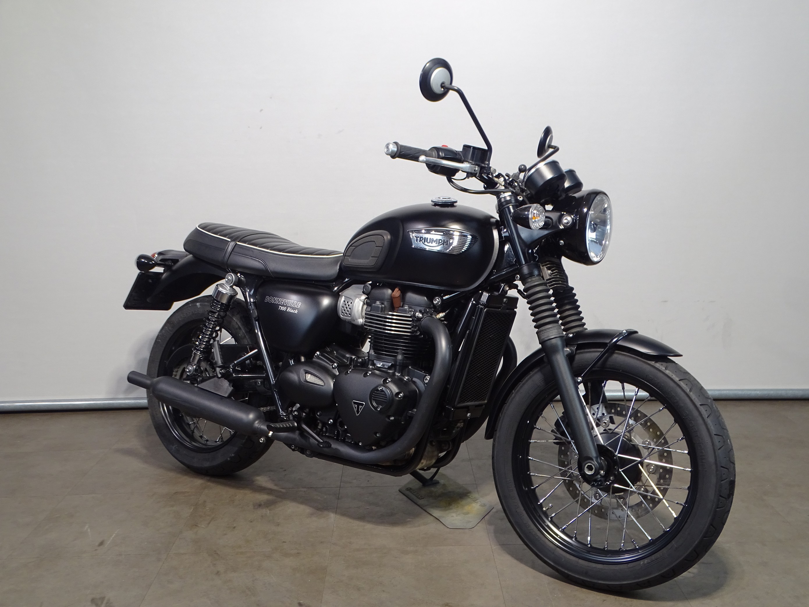 TRIUMPH BONNEVILLE T100 BLACK