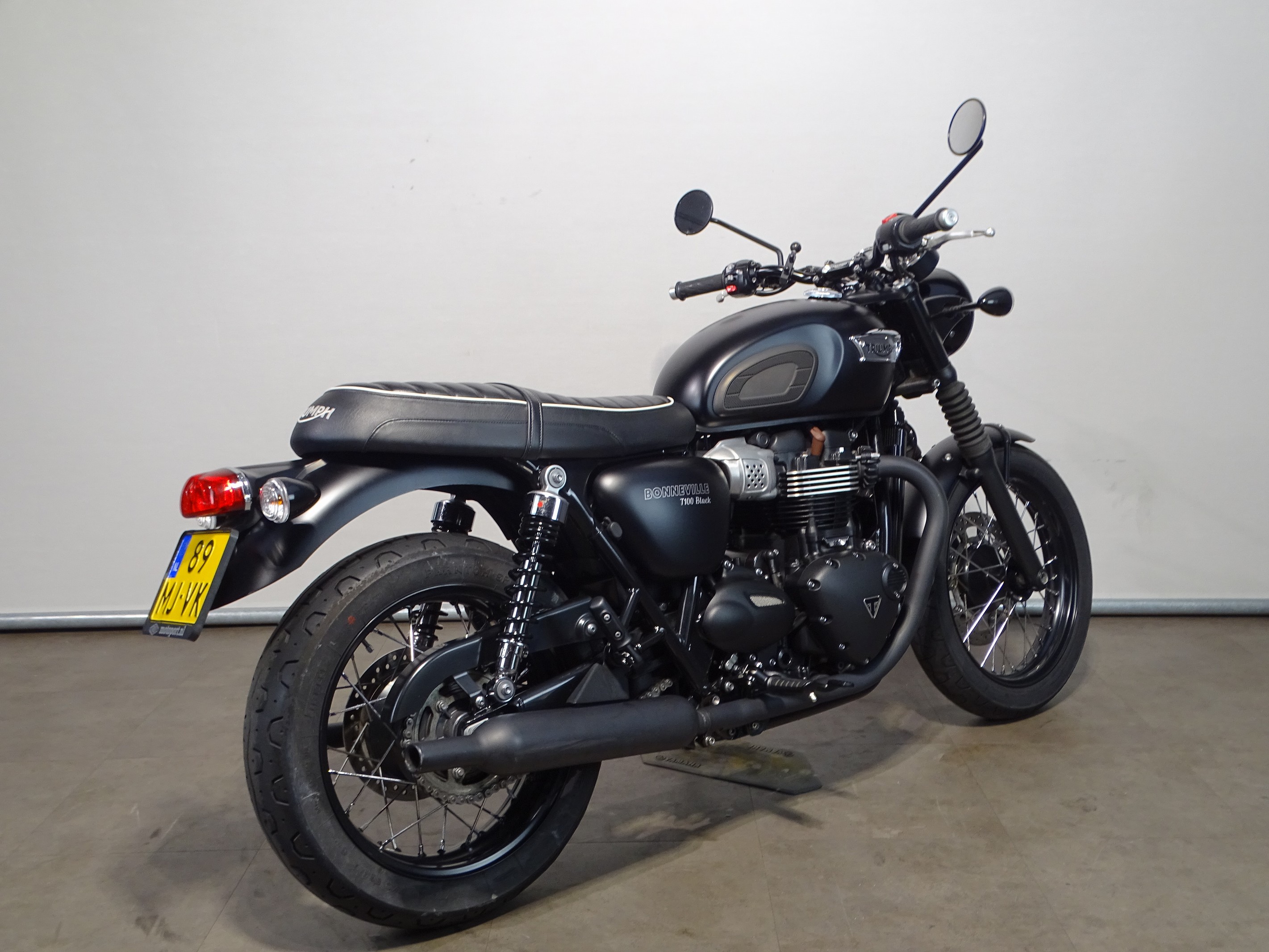 TRIUMPH BONNEVILLE T100 BLACK