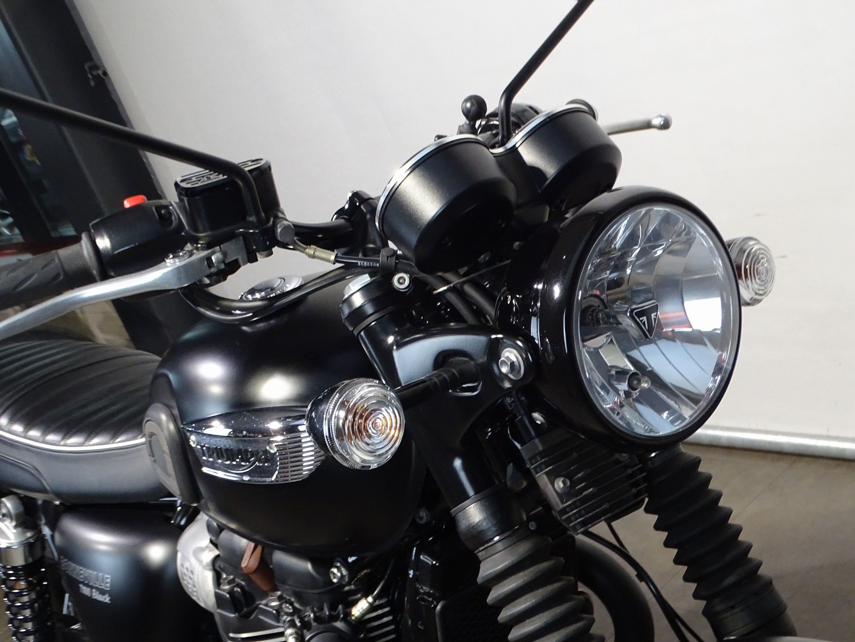 TRIUMPH BONNEVILLE T100 BLACK