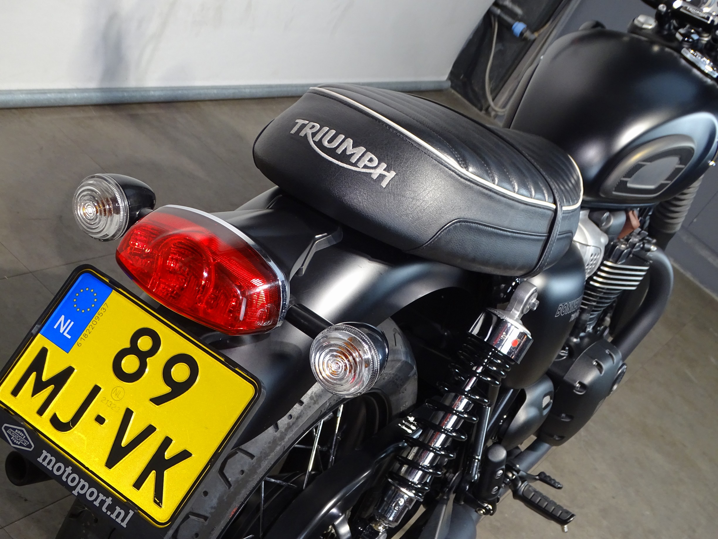 TRIUMPH BONNEVILLE T100 BLACK