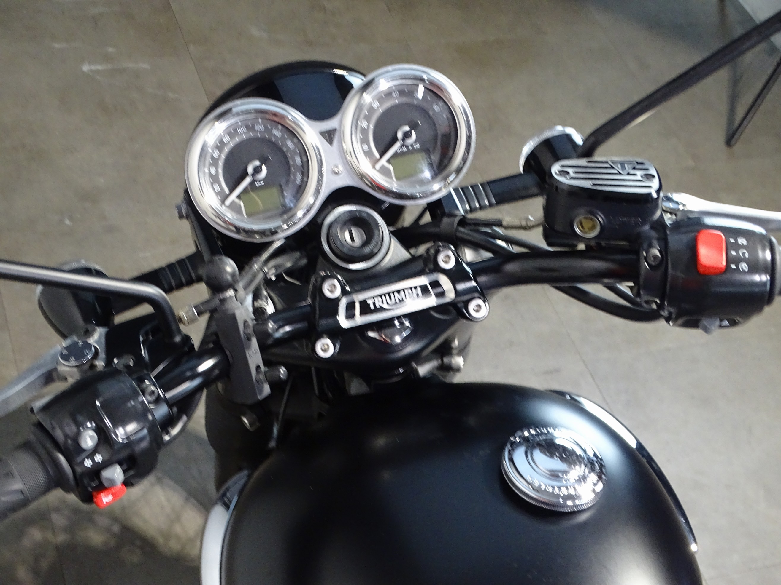 TRIUMPH BONNEVILLE T100 BLACK