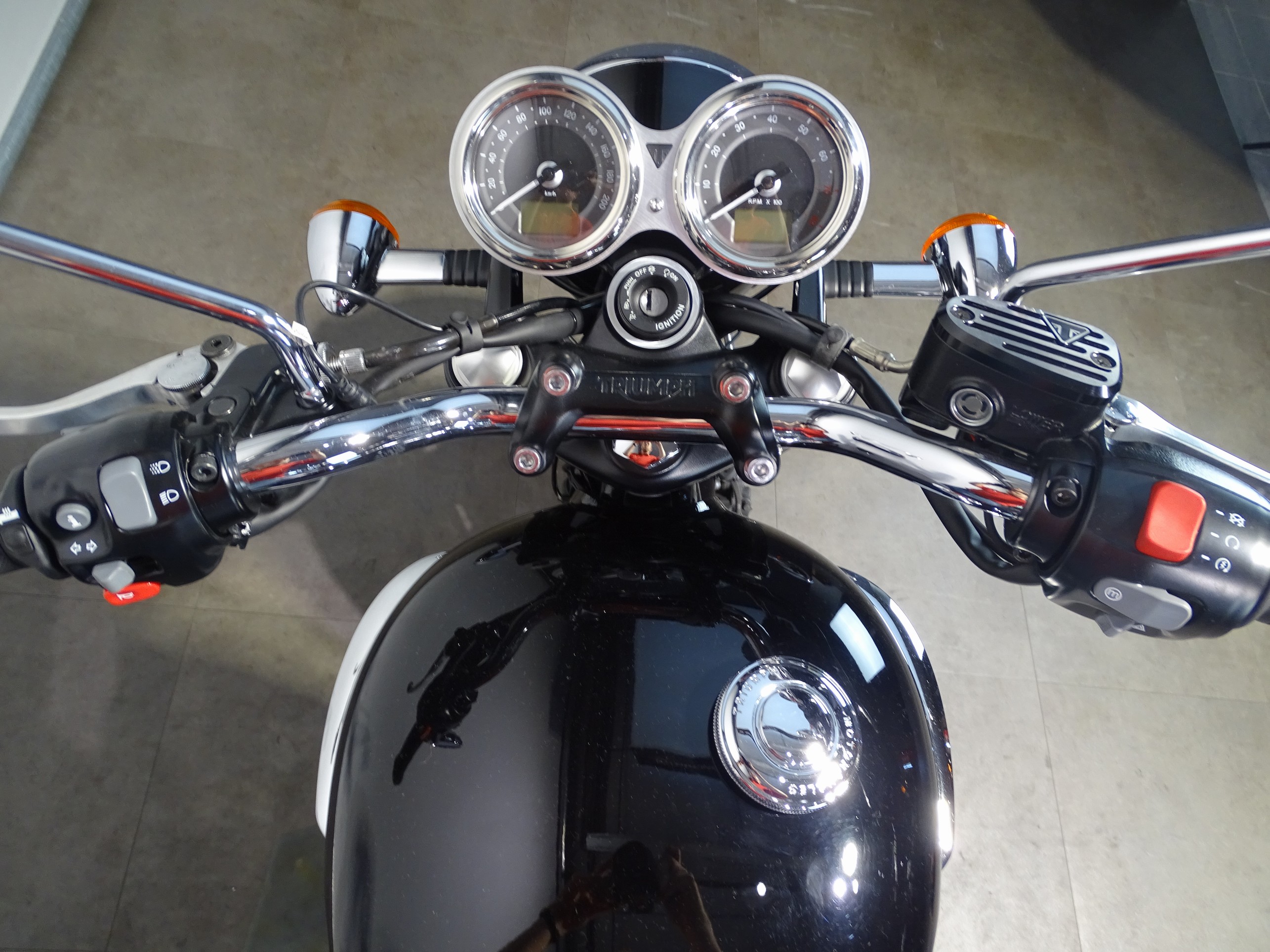 TRIUMPH BONNEVILLE T 120