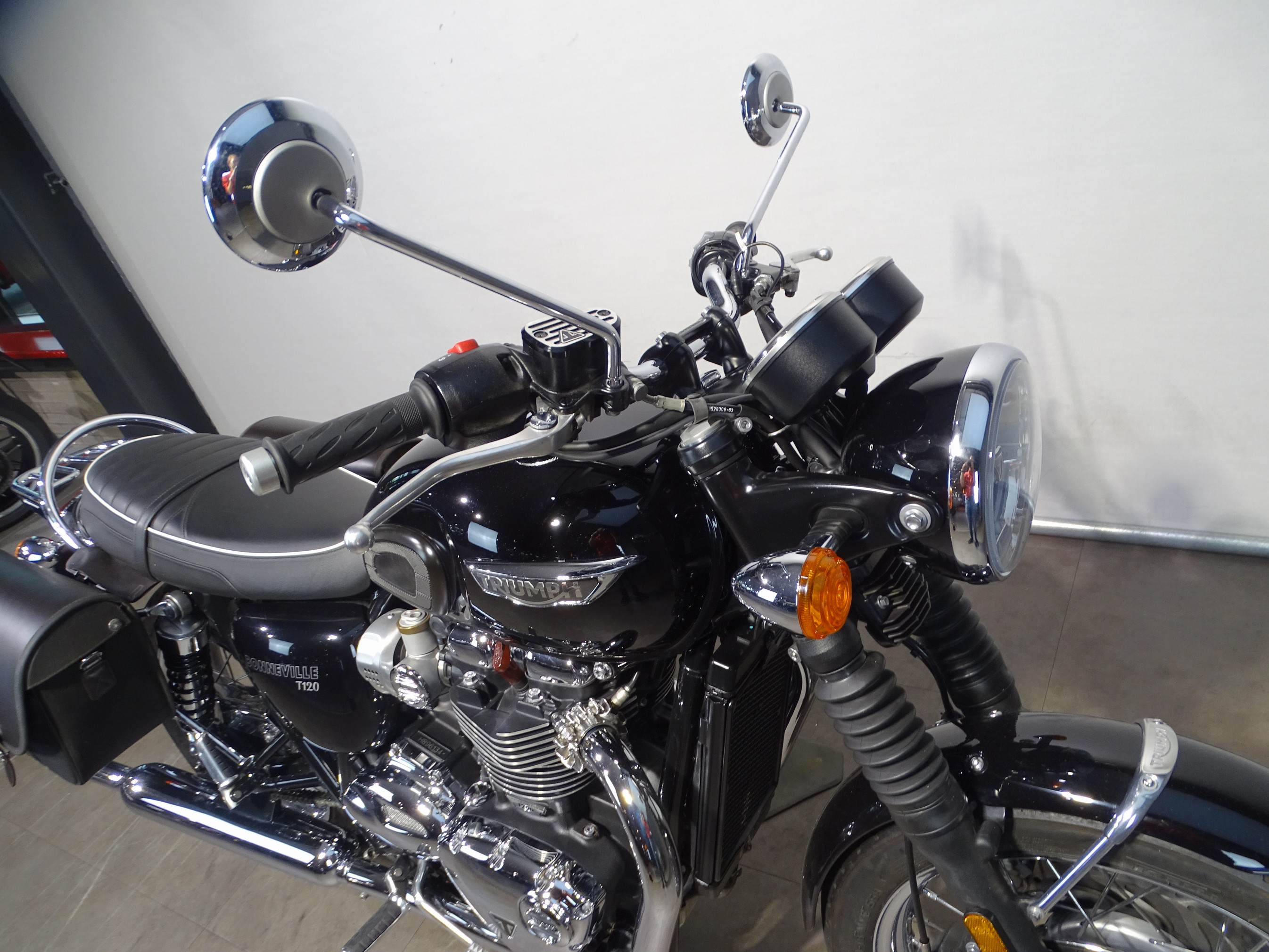 TRIUMPH BONNEVILLE T 120