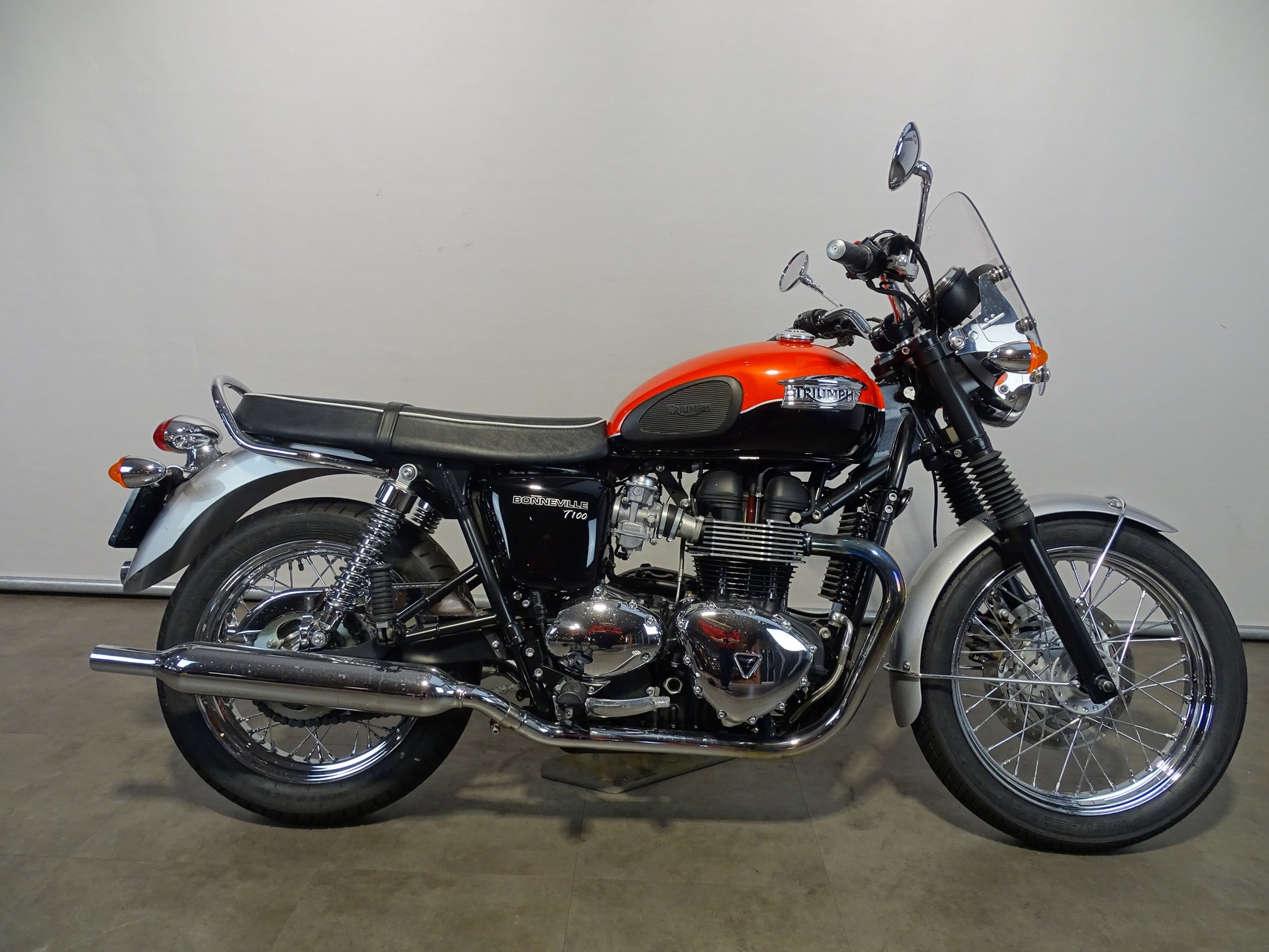 TRIUMPH BONNEVILLE T100