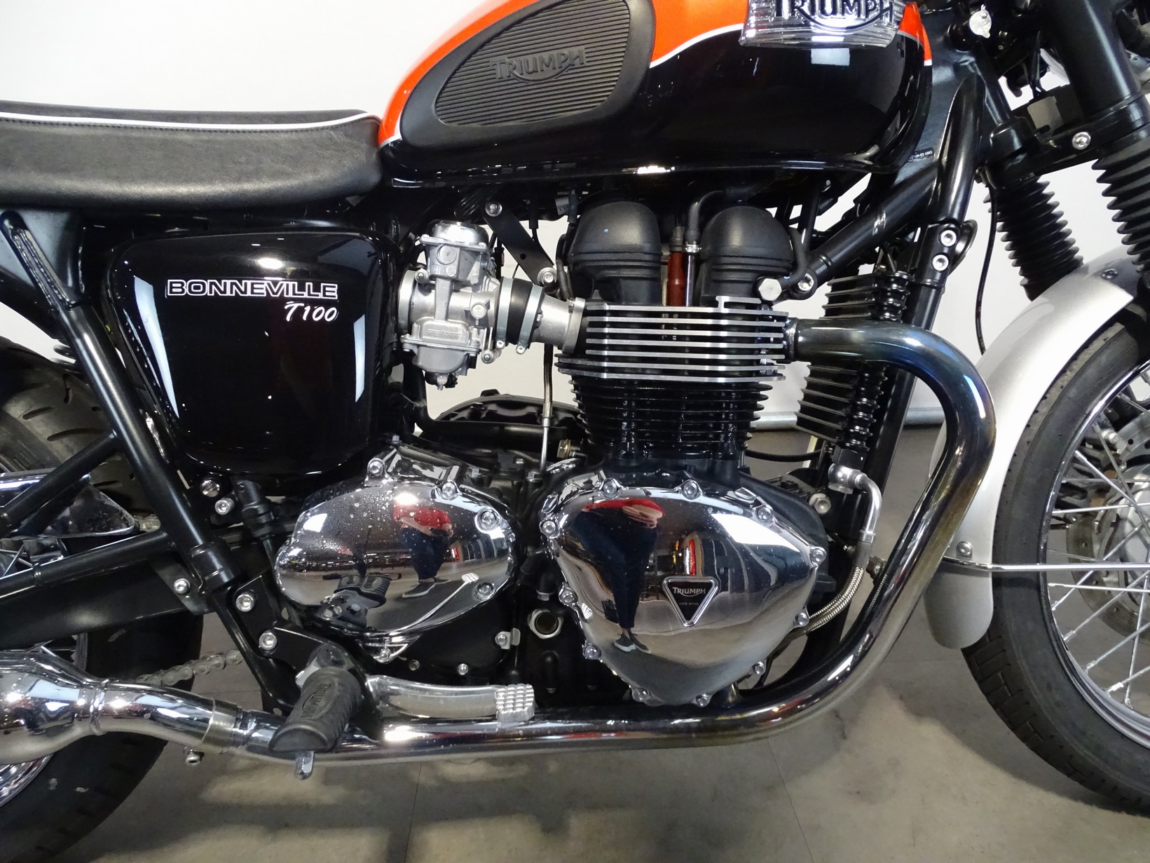 TRIUMPH BONNEVILLE T100