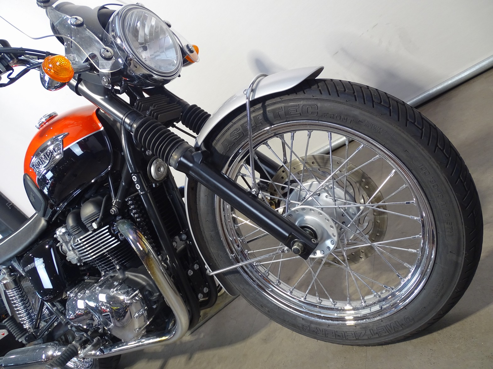 TRIUMPH BONNEVILLE T100