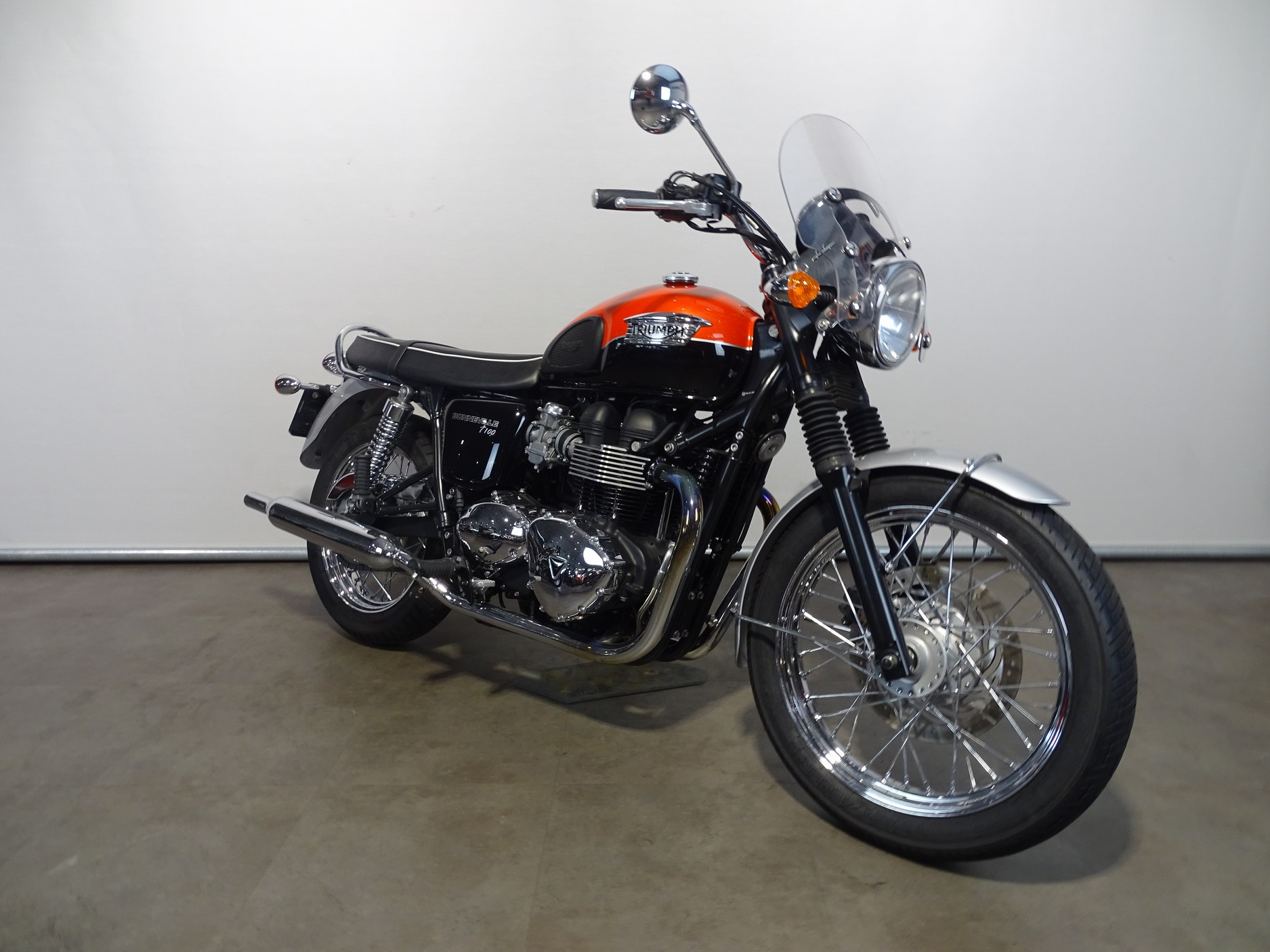 TRIUMPH BONNEVILLE T100