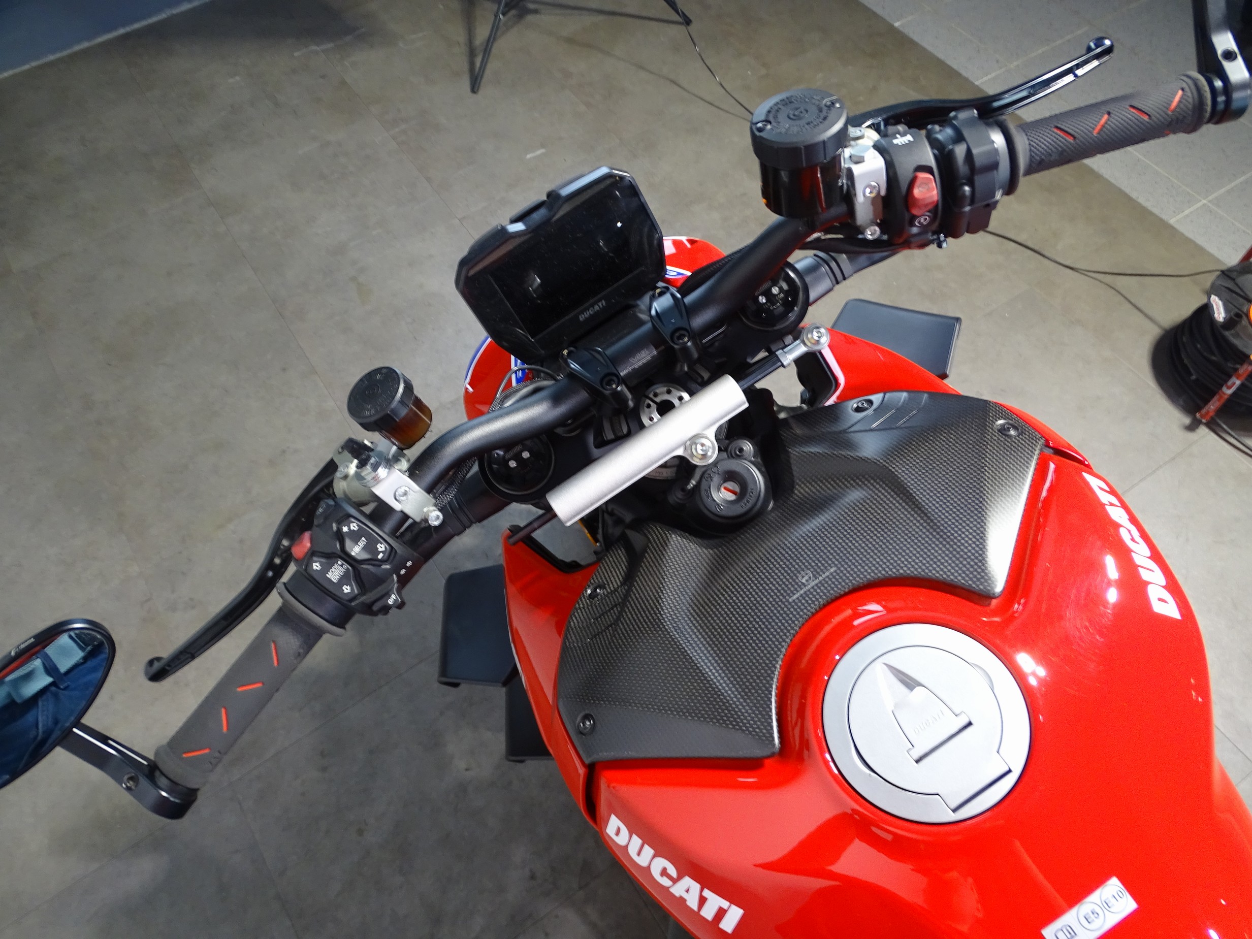 DUCATI STREETFIGHTER V4