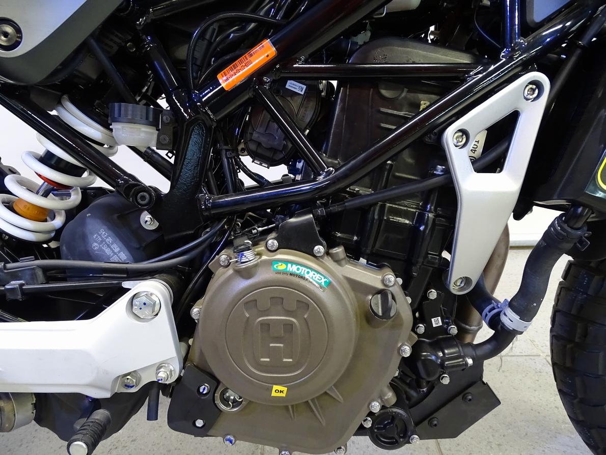 HUSQVARNA 401 SVARTPILEN