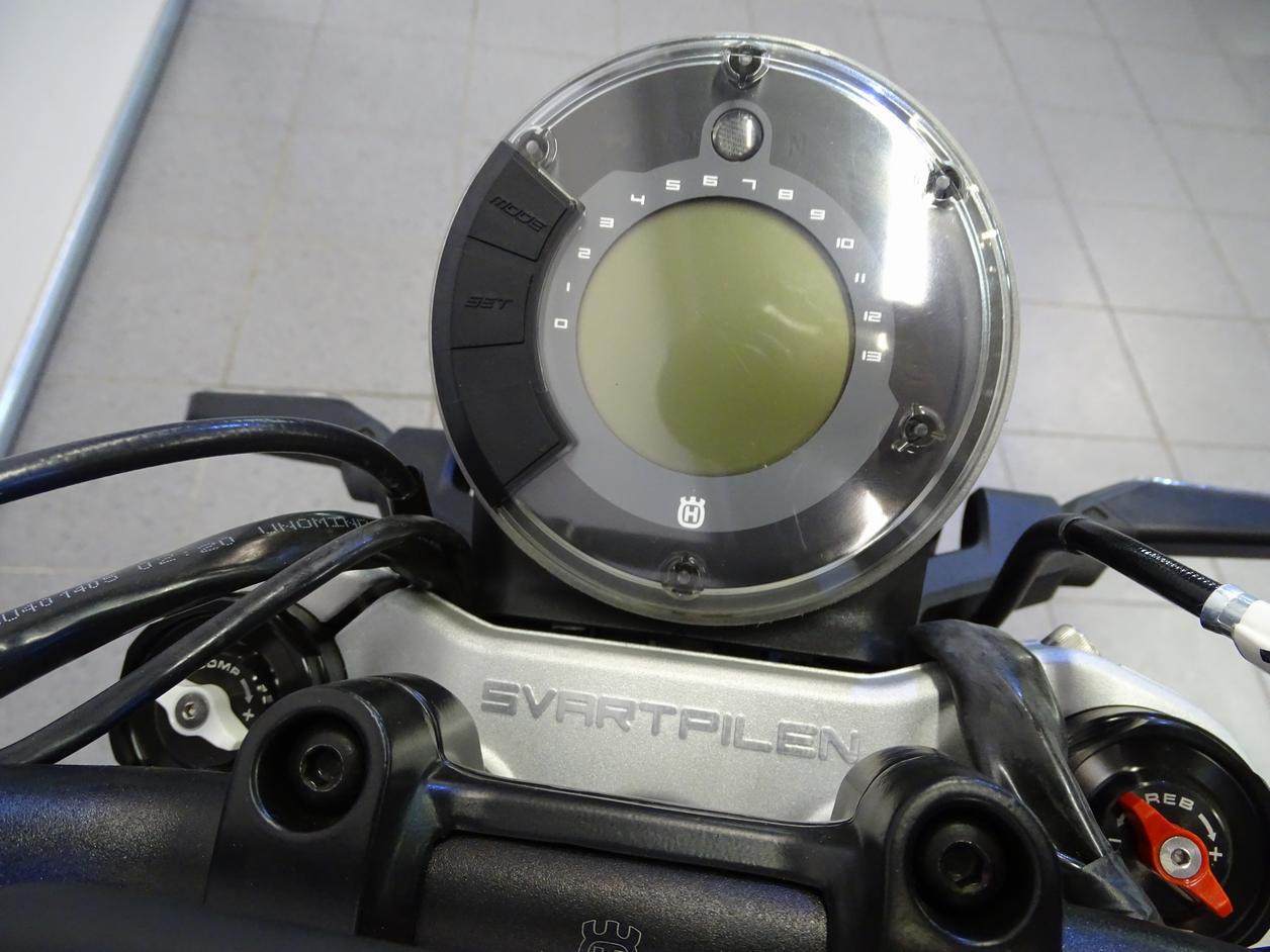 HUSQVARNA 401 SVARTPILEN