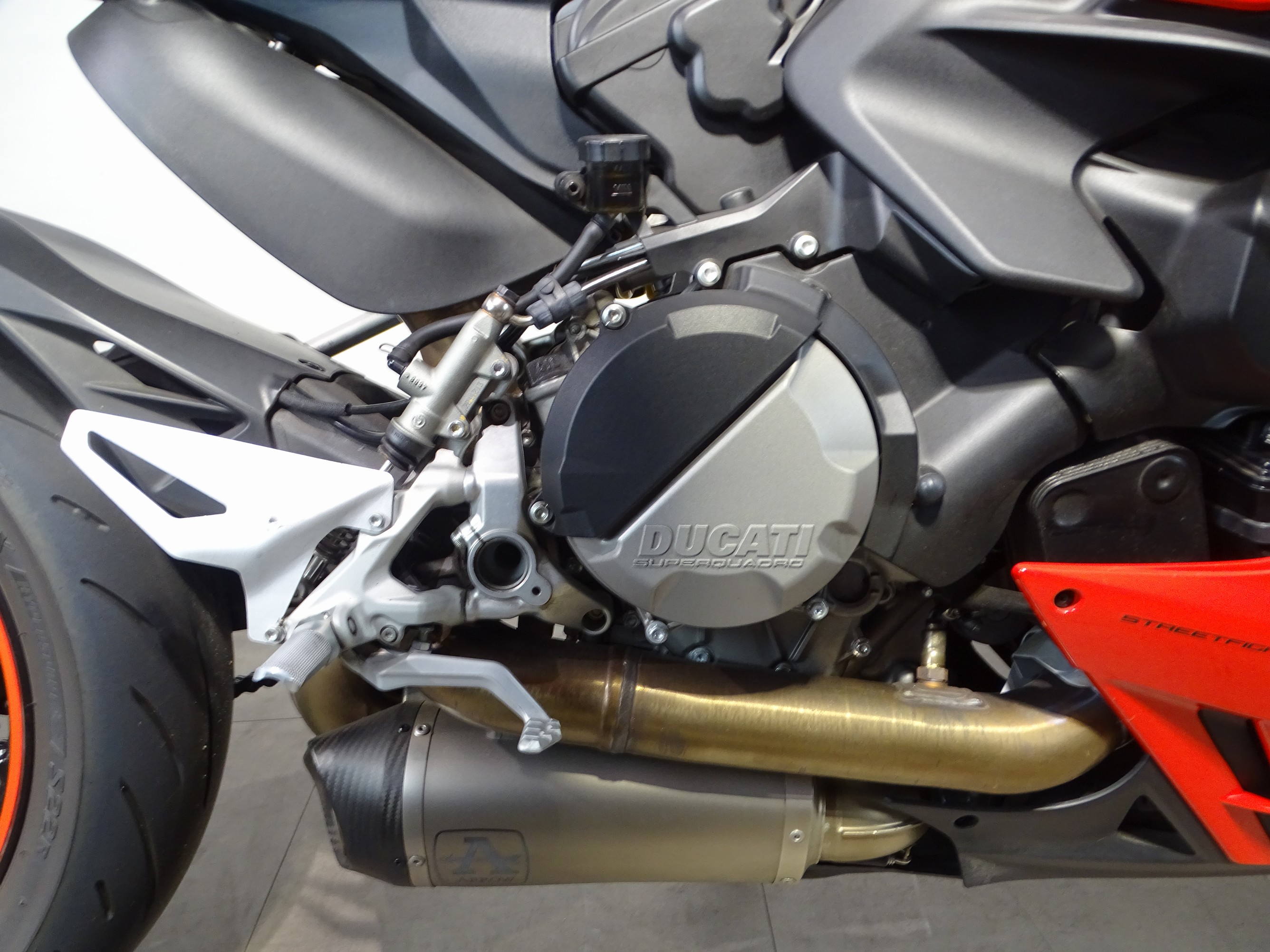 DUCATI STREETFIGHTER V2