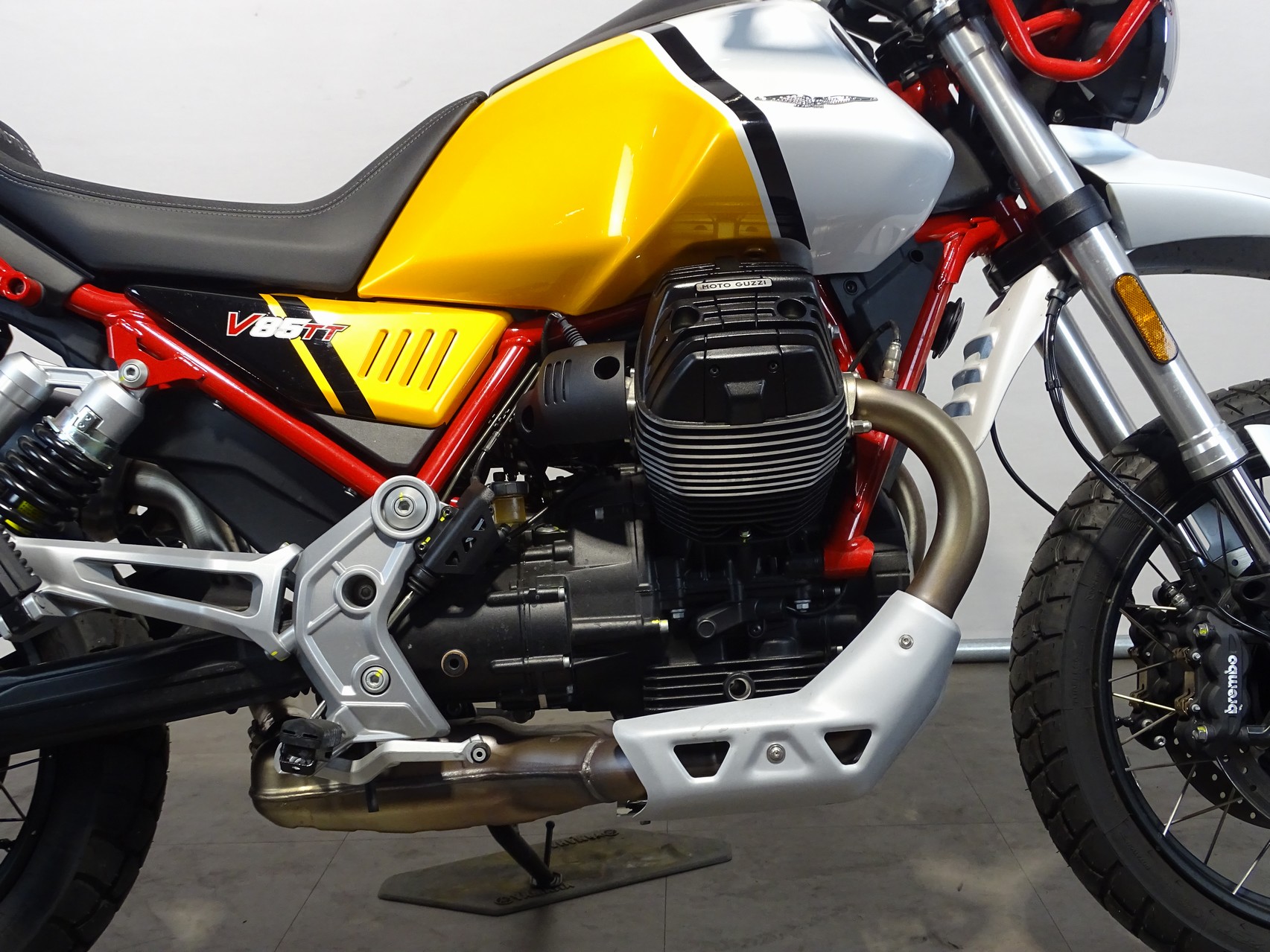 MOTO GUZZI V 85 TT EVOCATIVE GRAPHICS 850