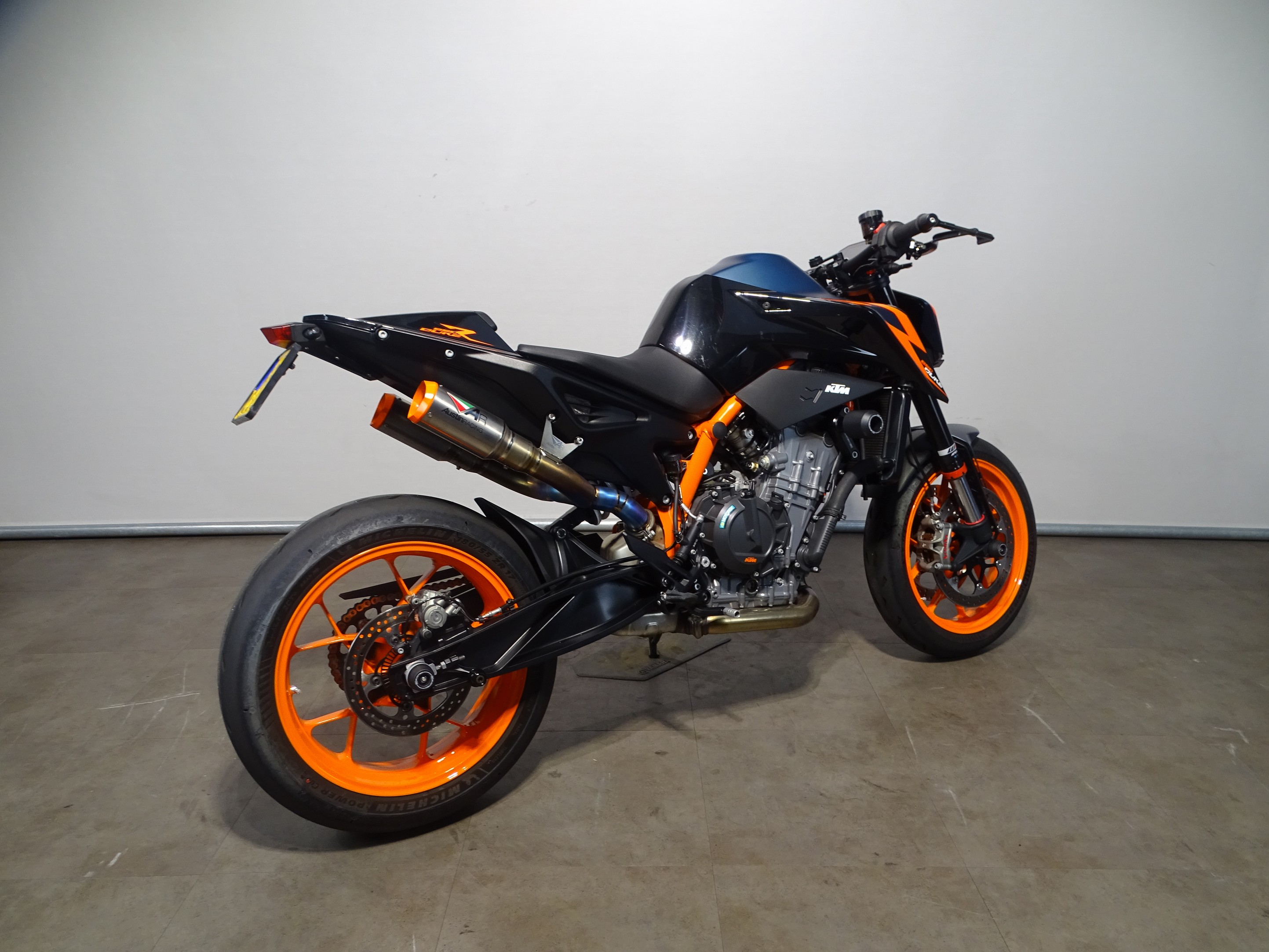 KTM 890 DUKE R