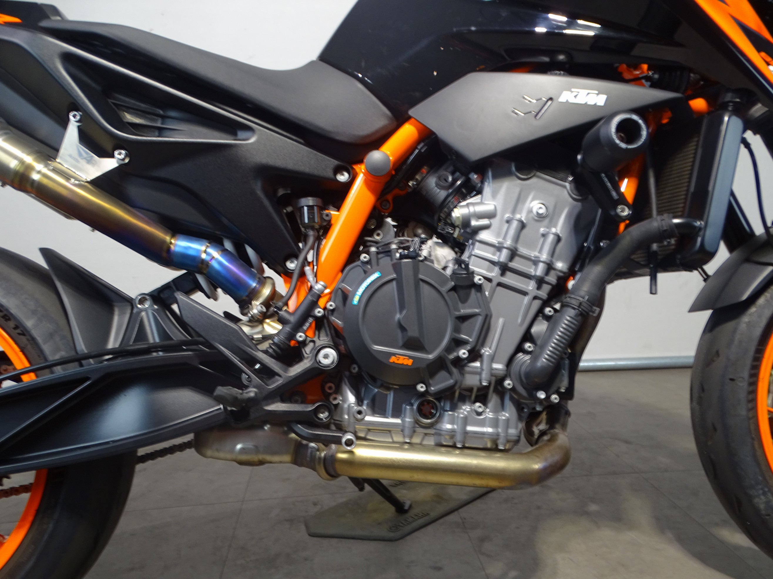 KTM 890 DUKE R