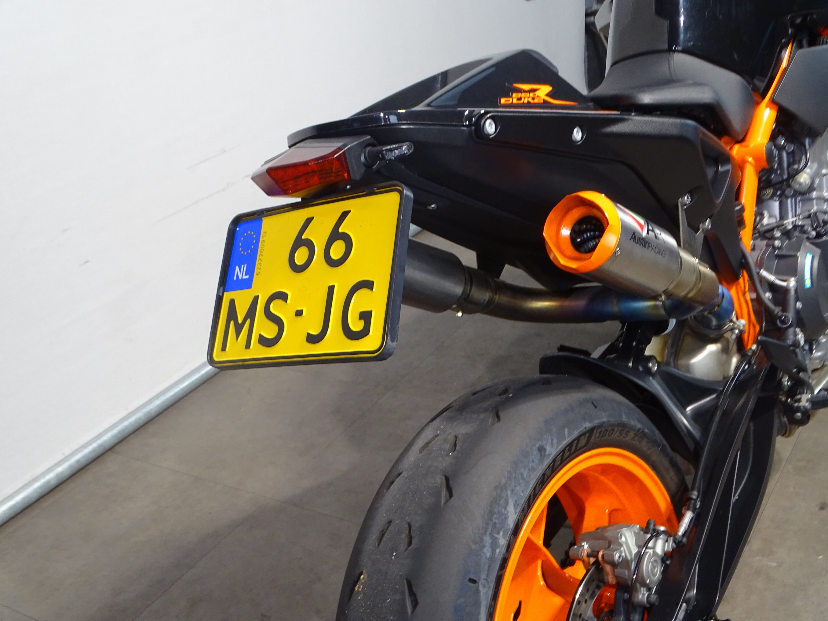 KTM 890 DUKE R
