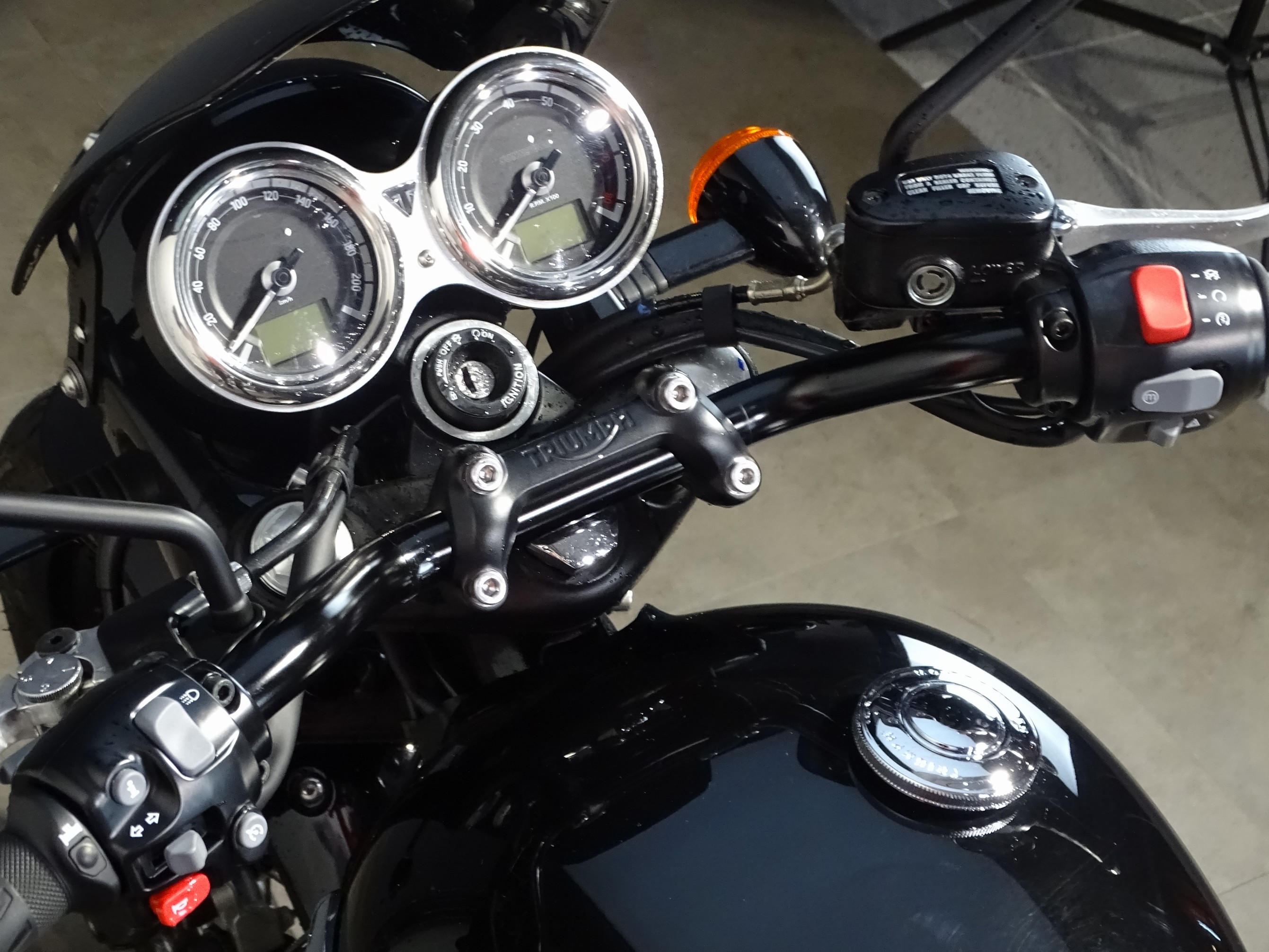 TRIUMPH BONNEVILLE T 120 BLACK