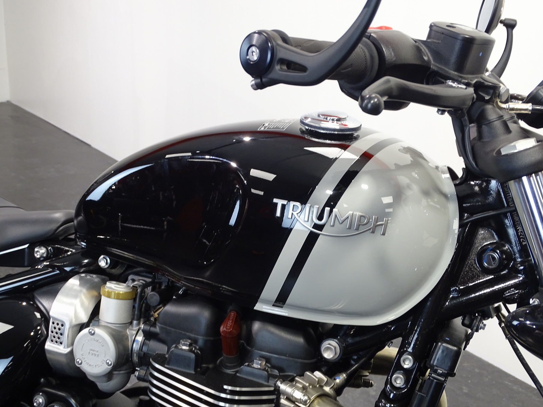 TRIUMPH BONNEVILLE BOBBER