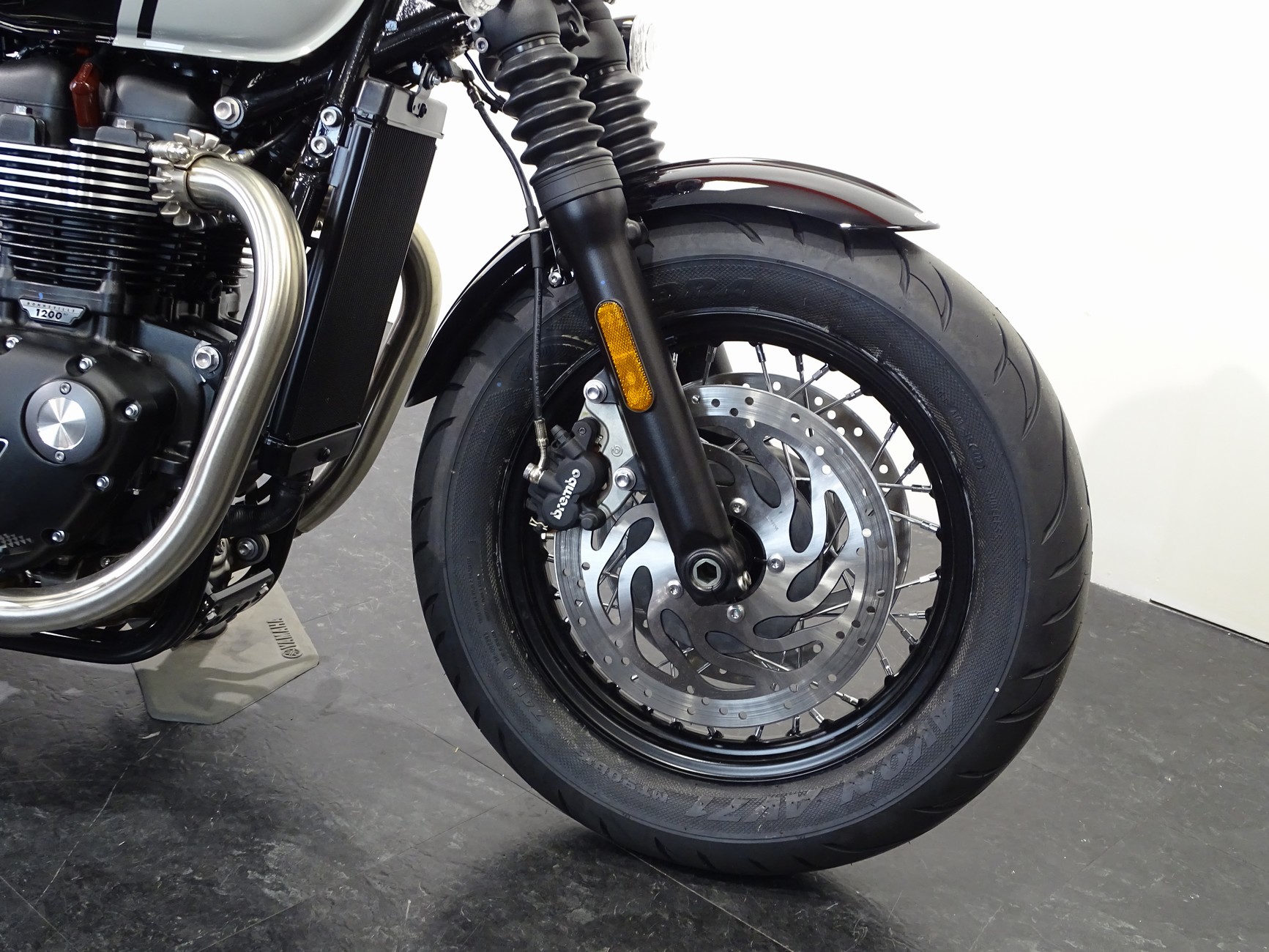 TRIUMPH BONNEVILLE BOBBER