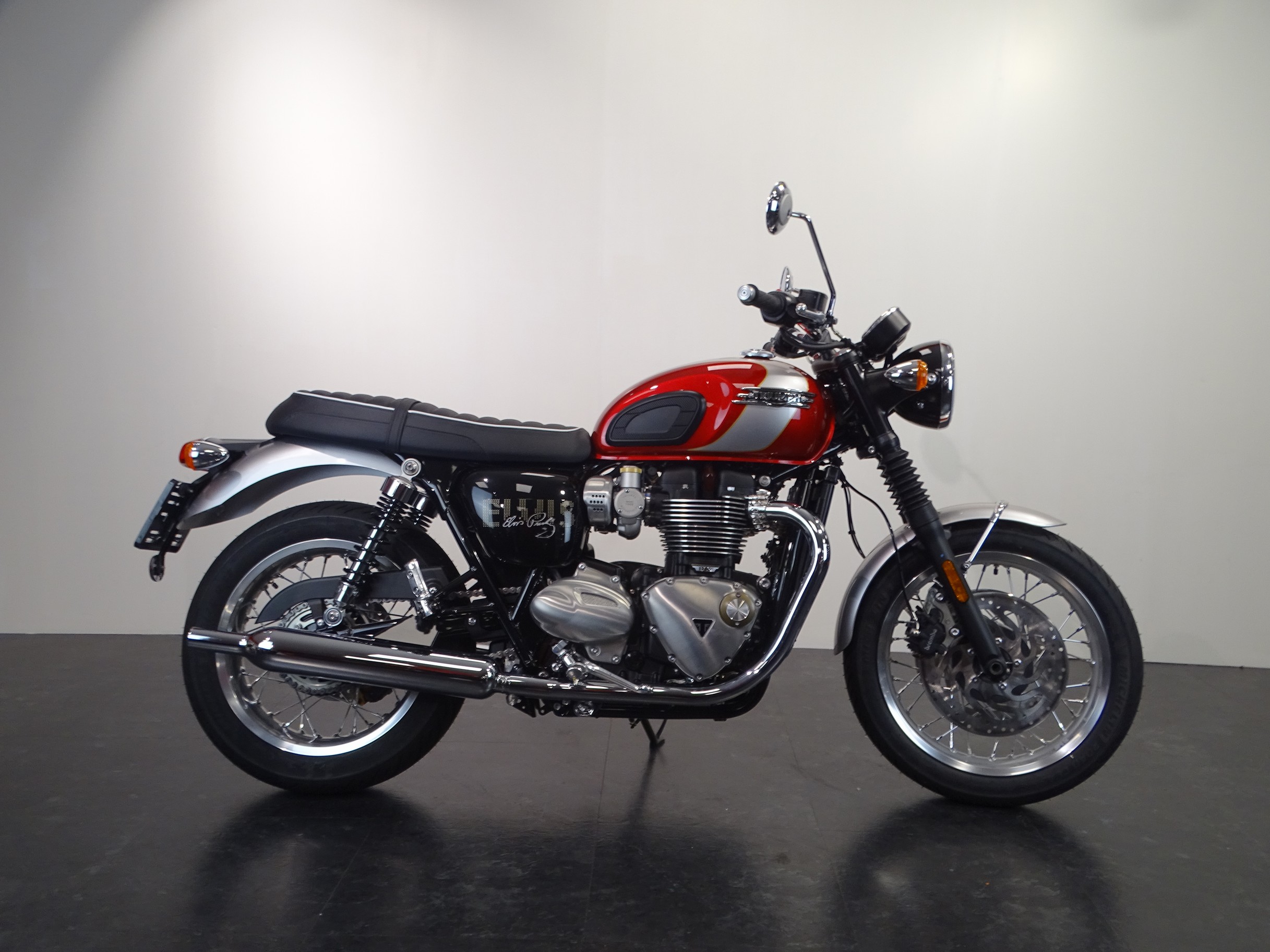 TRIUMPH BONNEVILLE T 120 ELVIS SPECIAL