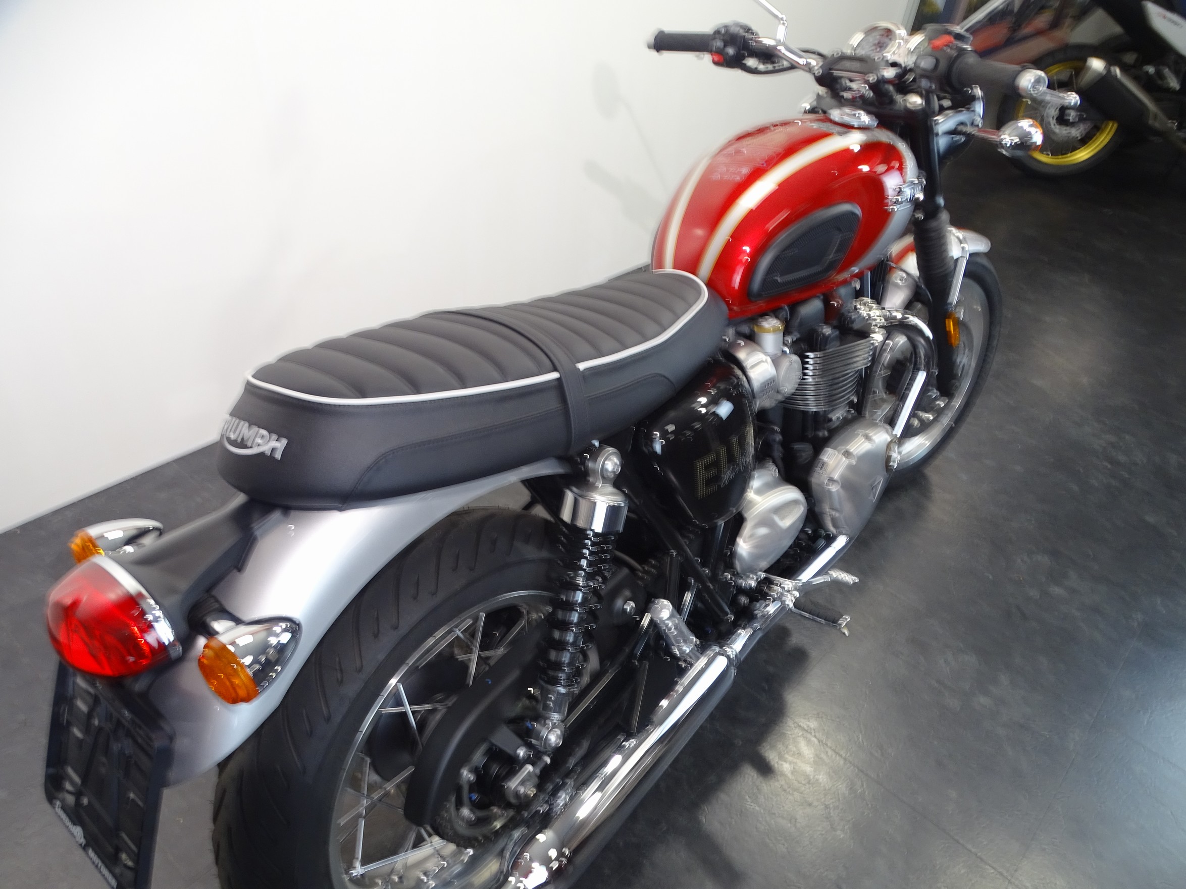 TRIUMPH BONNEVILLE T 120 ELVIS SPECIAL