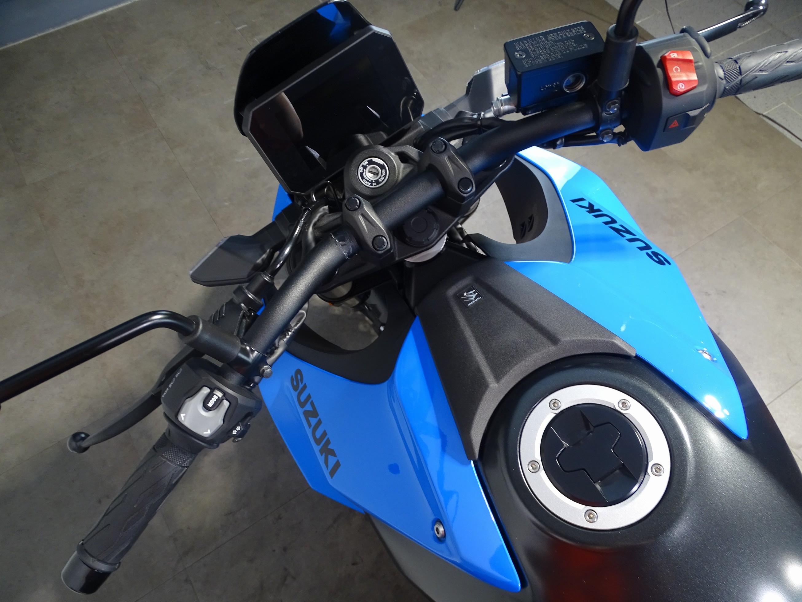 SUZUKI GSX-8S