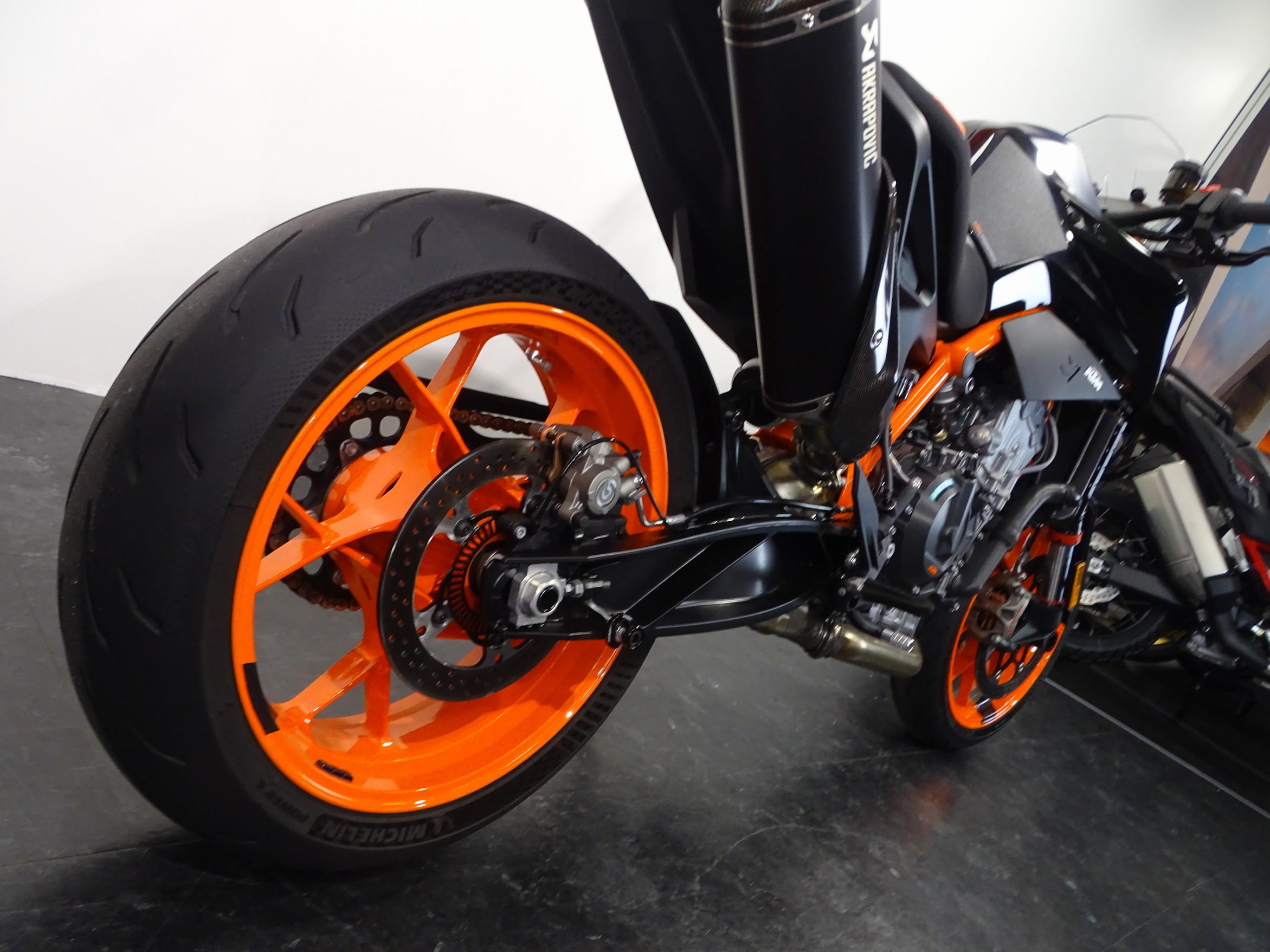 KTM 890 DUKE R