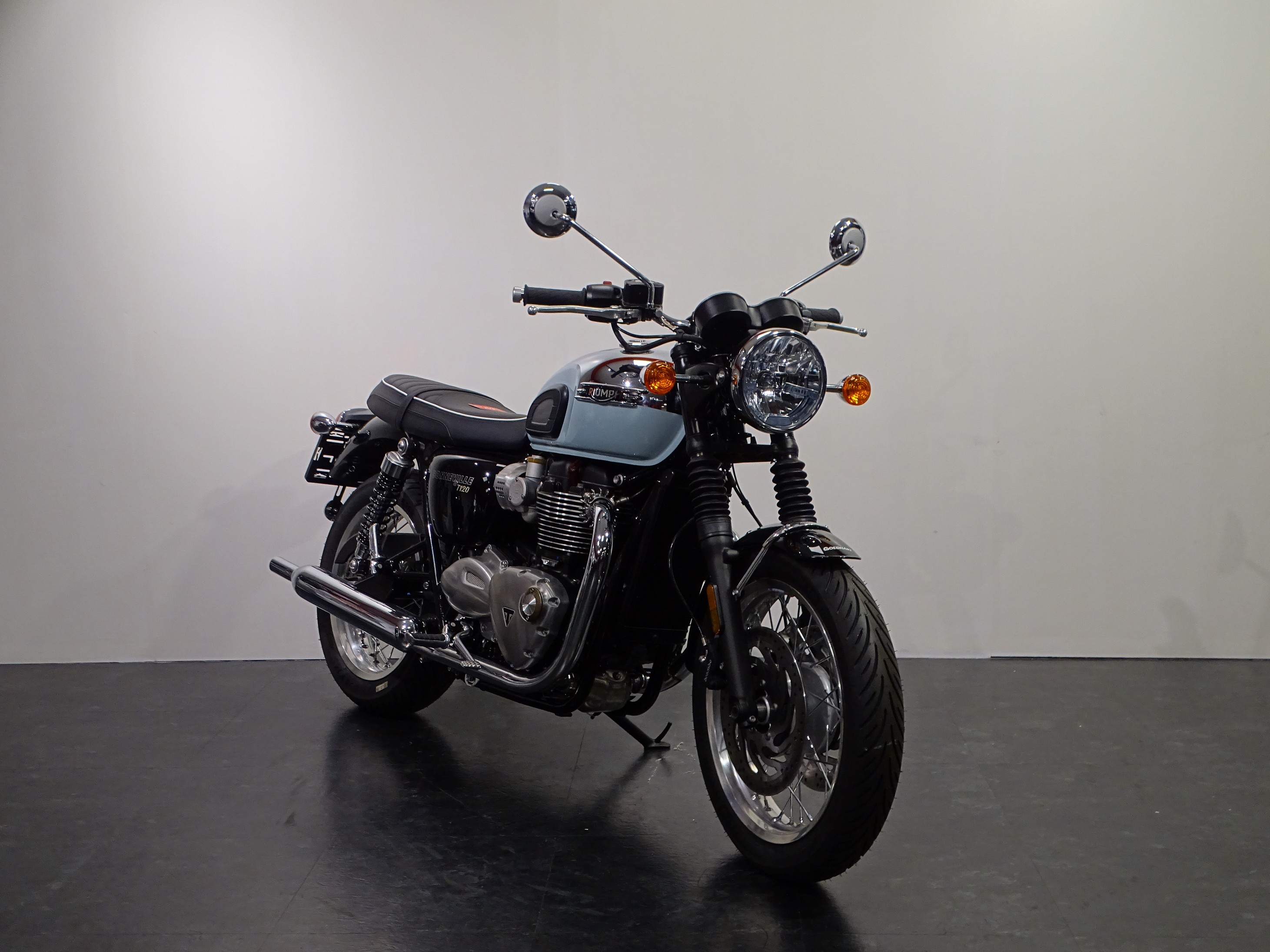 TRIUMPH BONNEVILLE T 120 CHROME EDITIO