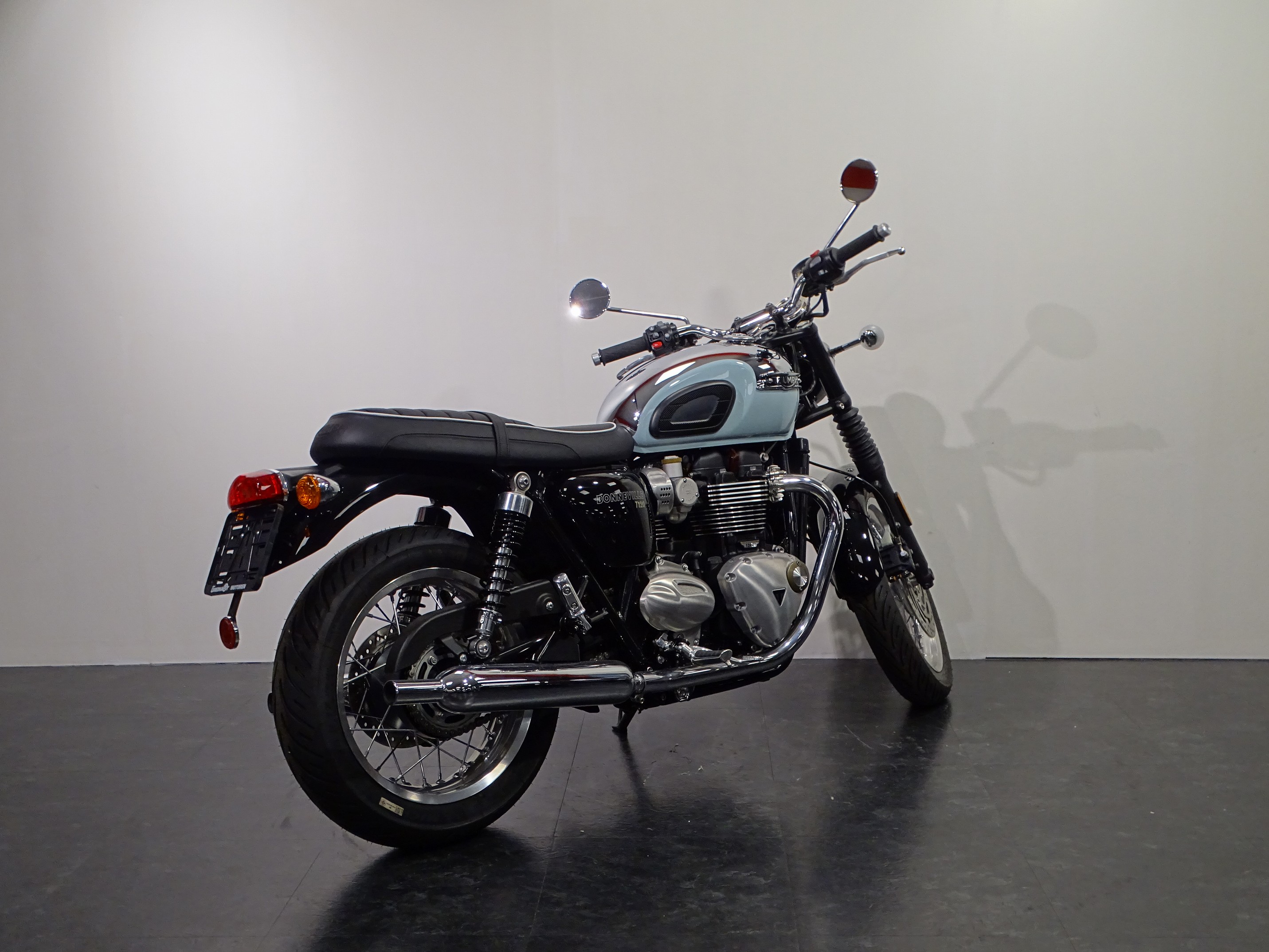 TRIUMPH BONNEVILLE T 120 CHROME EDITIO
