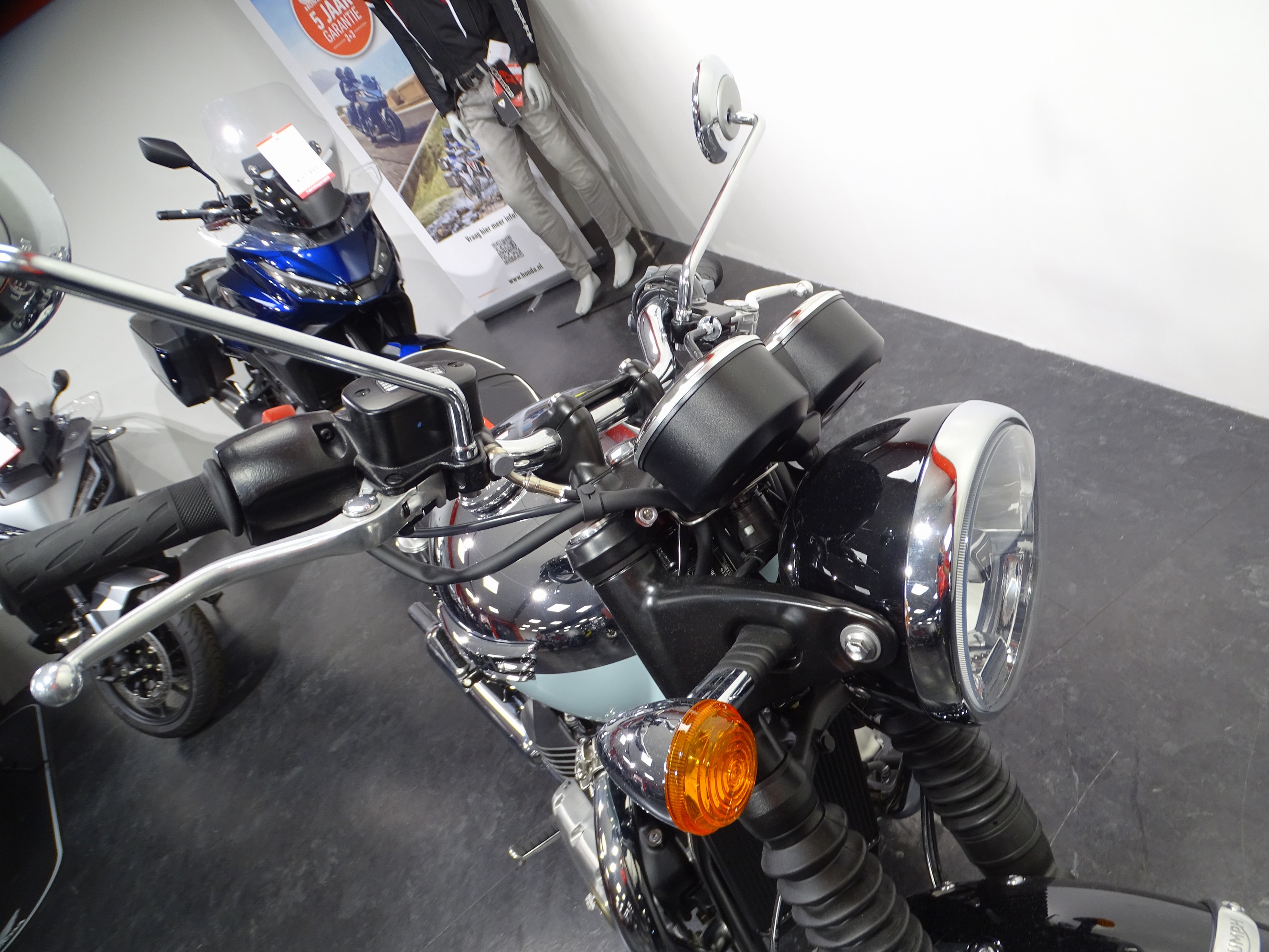 TRIUMPH BONNEVILLE T 120 CHROME EDITIO