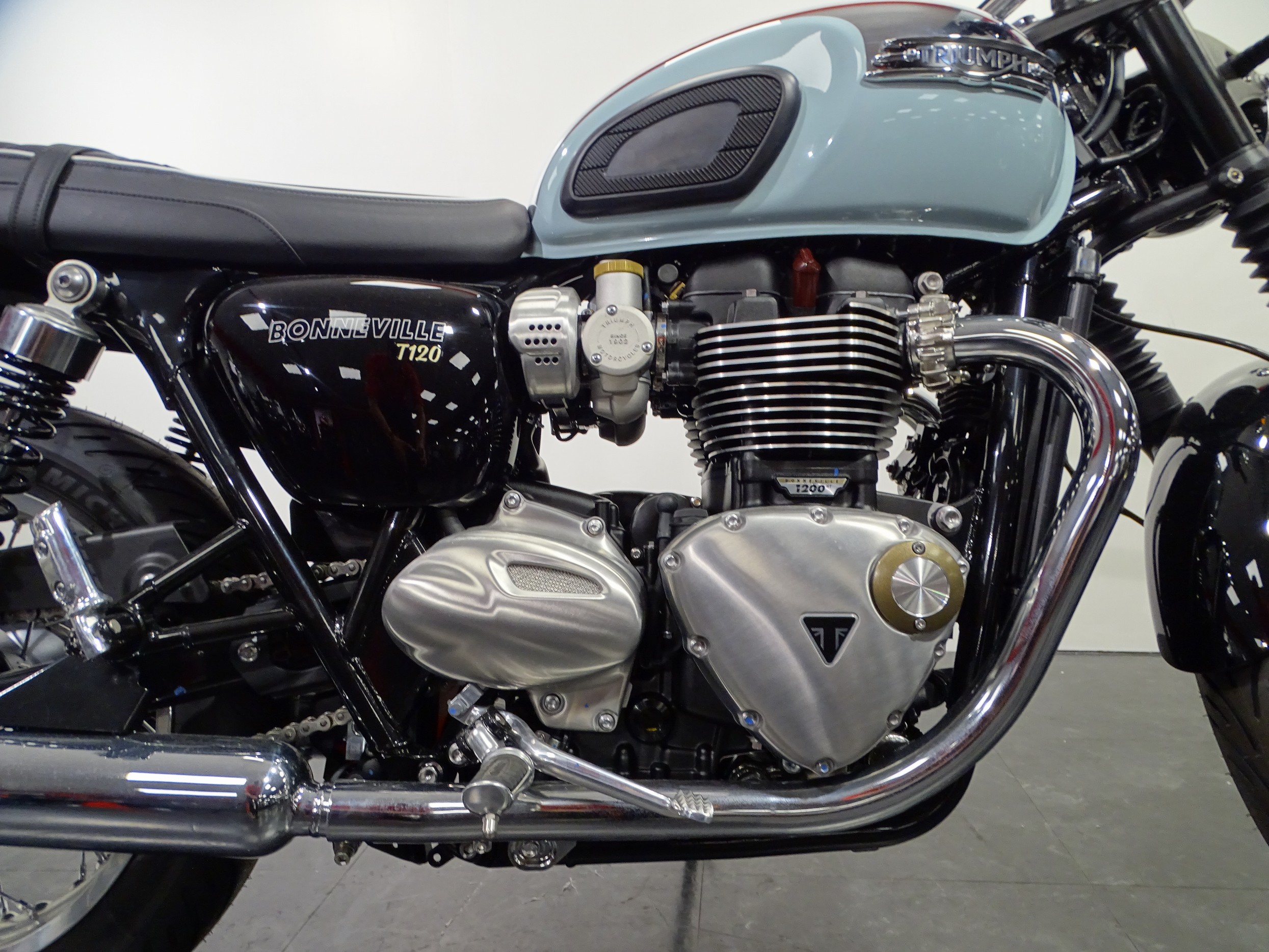 TRIUMPH BONNEVILLE T 120 CHROME EDITIO