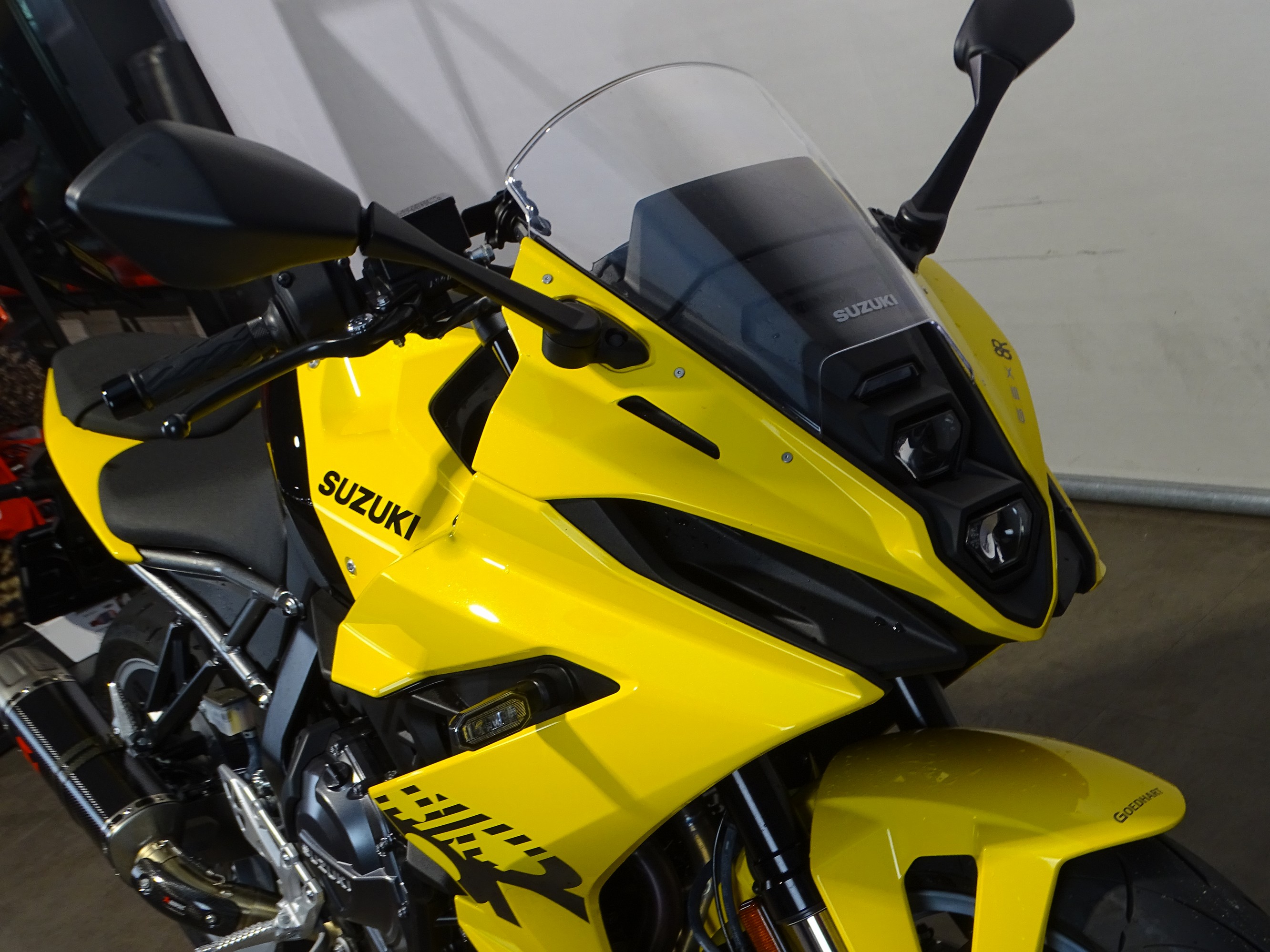 SUZUKI GSX-8R