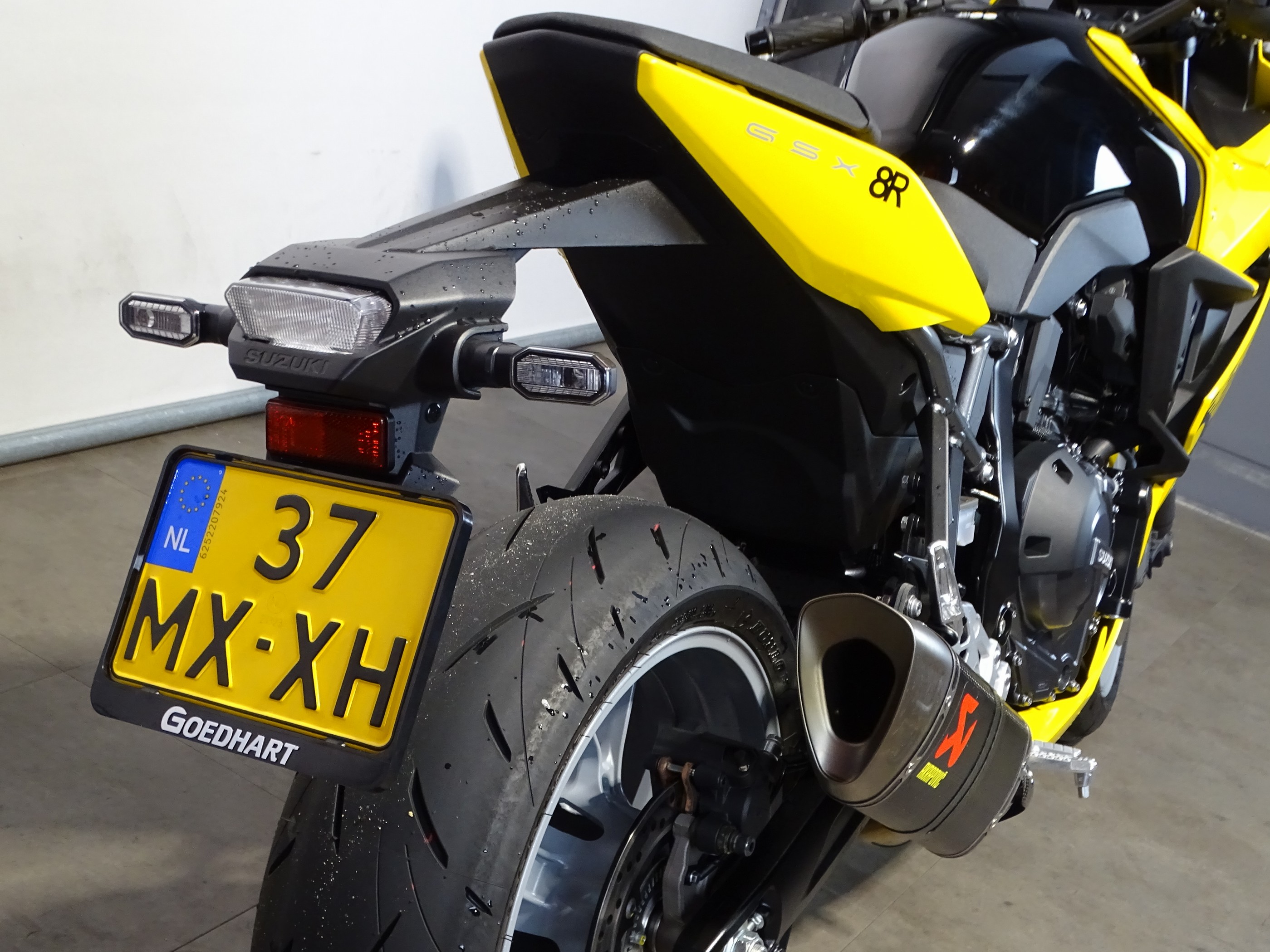 SUZUKI GSX-8R